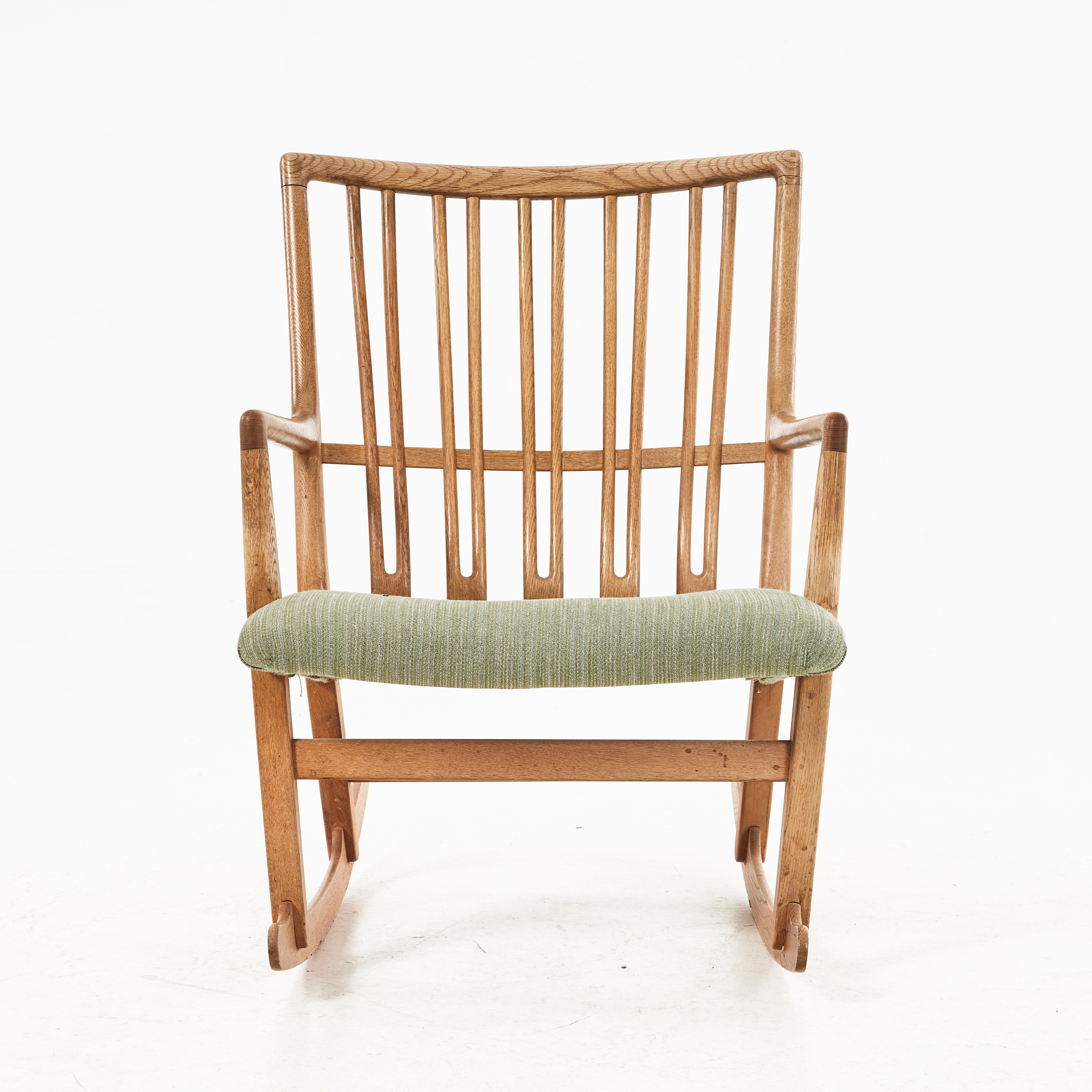 HANS J WEGNER. Gungstol modell ML-33, Mikael Laursen, Danmark 1900-talets mitt. Ek med sits klädd i textil.