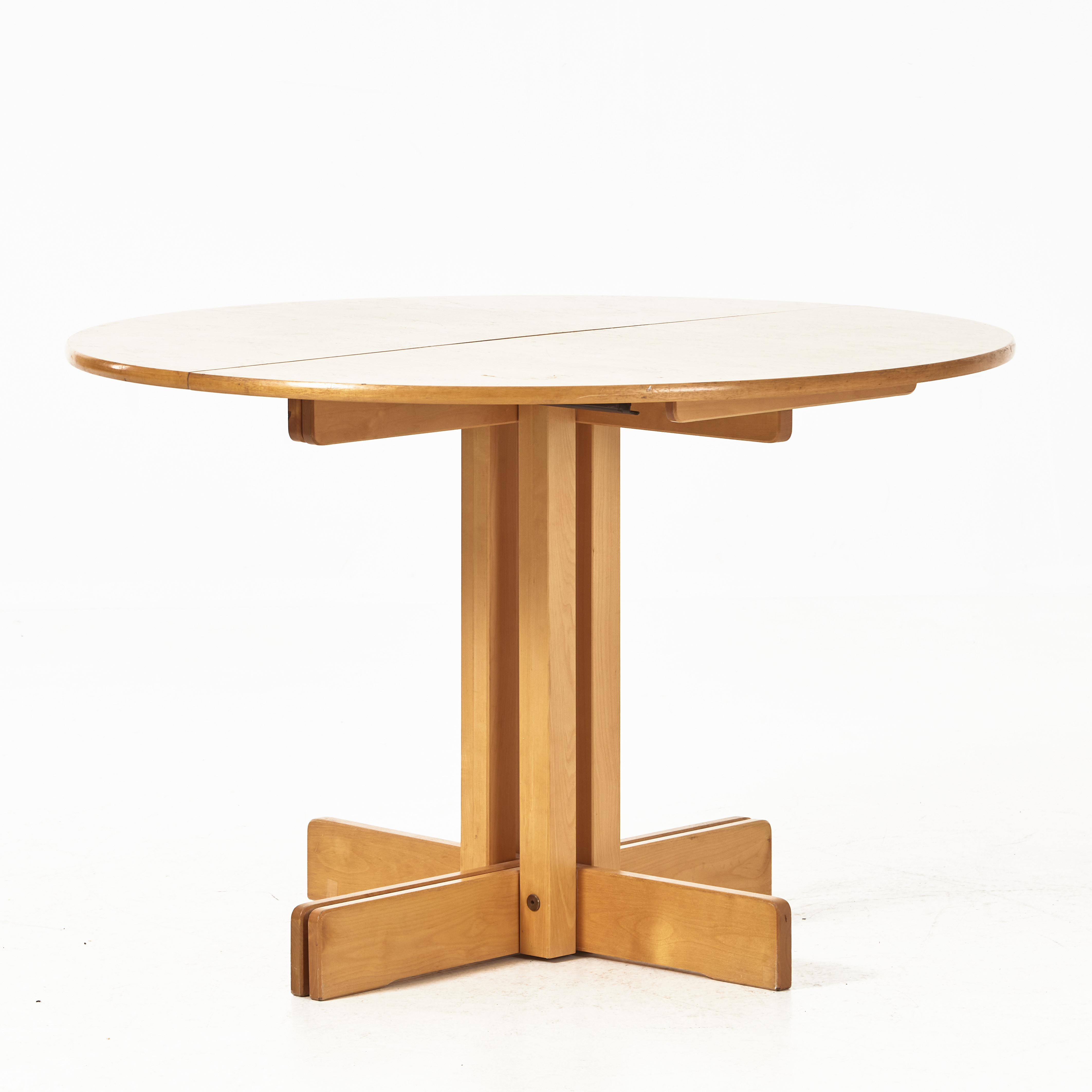 MATBORD, skiva fanérad i masurbjörk, med iläggsskivor, 1900-talets slut.