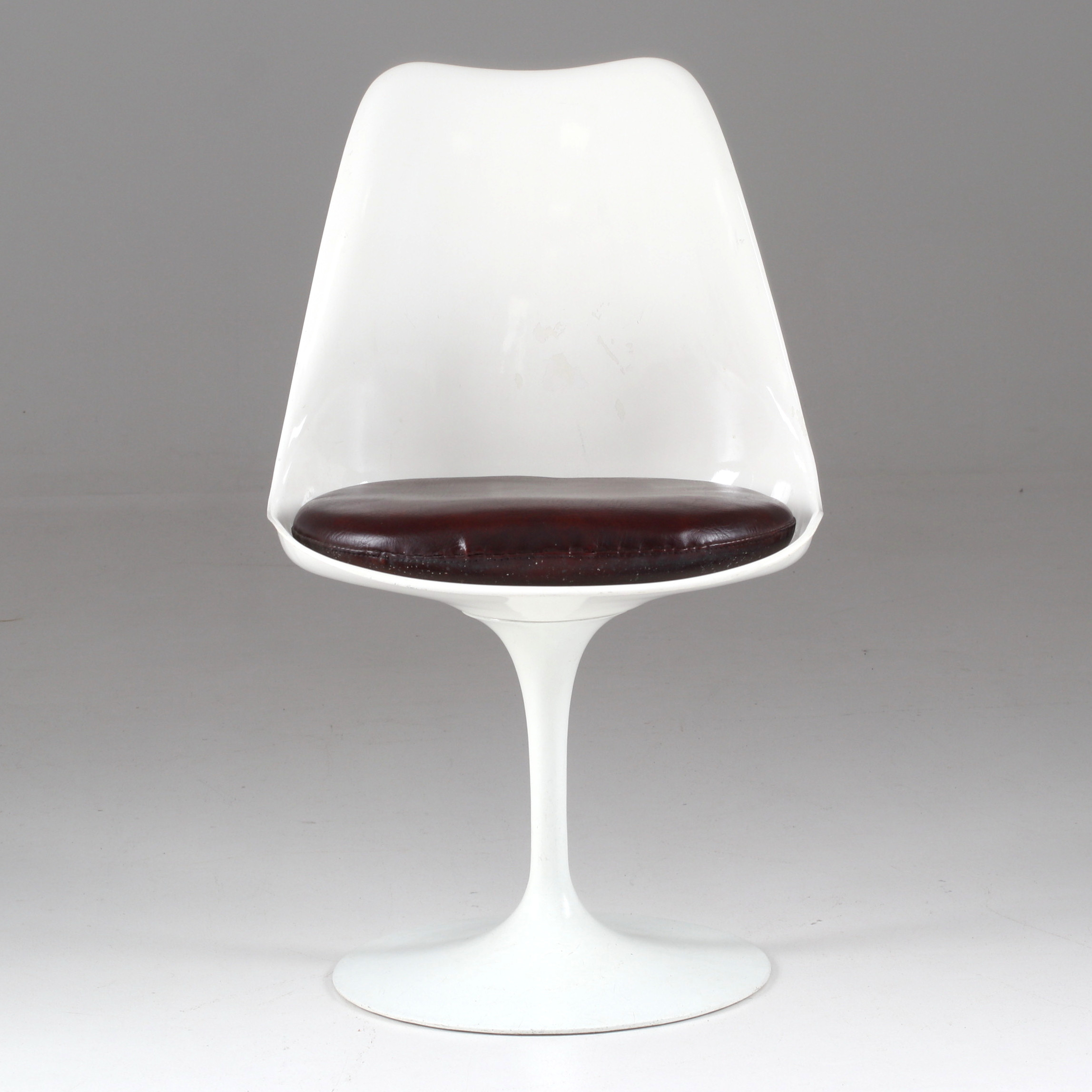 EERO SAARINEN. Stol, fiberglas och aluminium, "Tulip Chair", 1900-talets andra hälft.