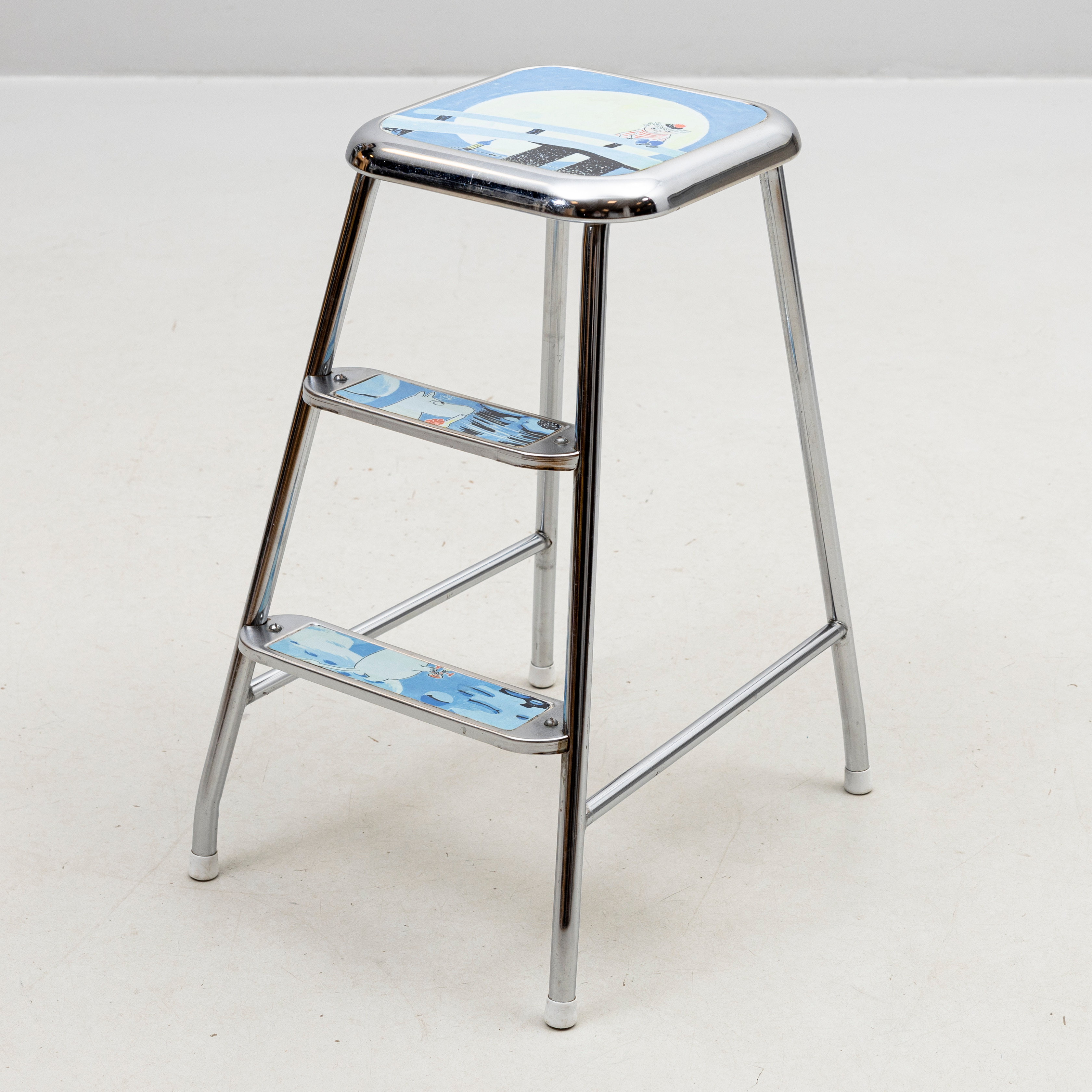 STEGPALL, kromat stål, Med mumin motiv. 1900-tal.