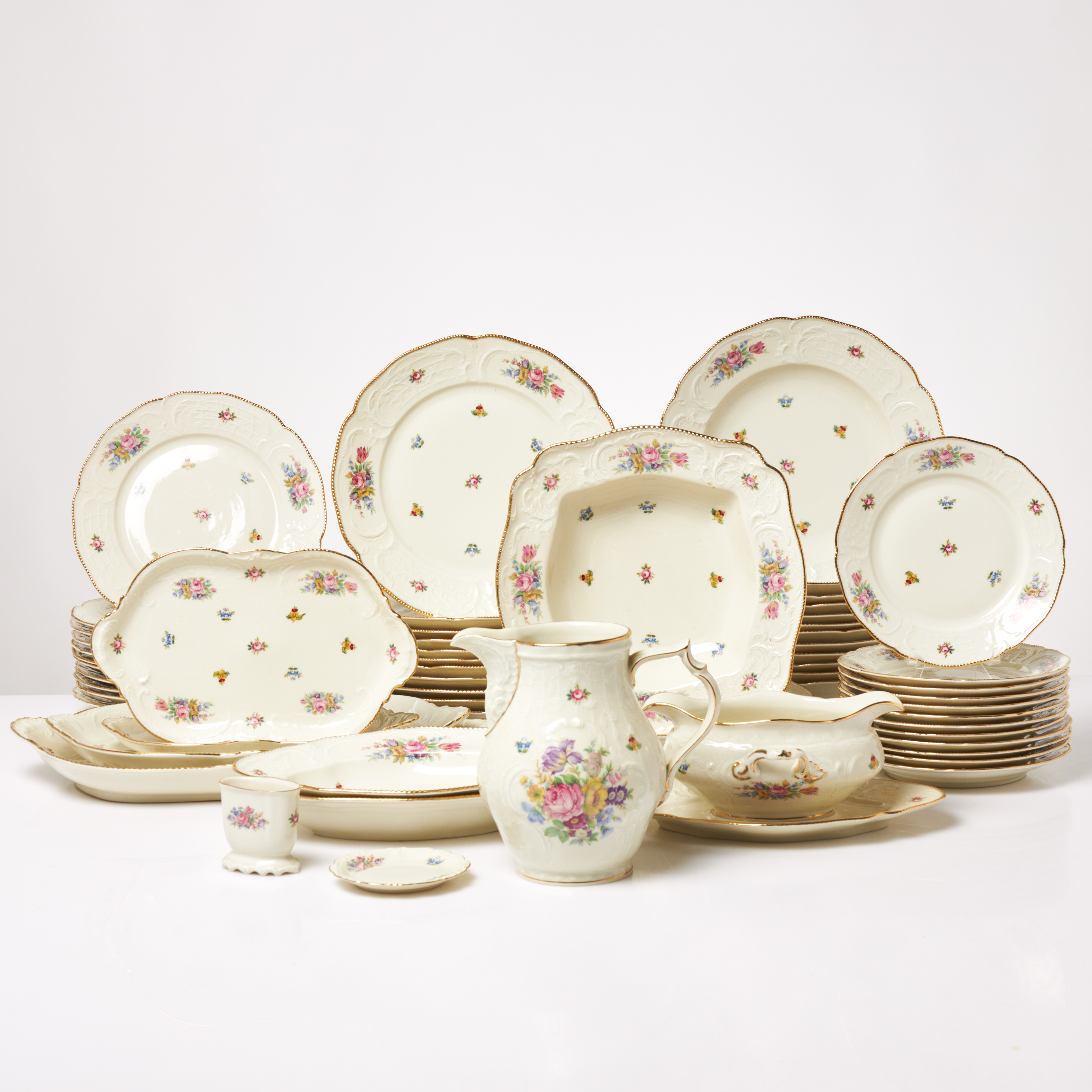 MATSERVIS, 58 dlr, "Sanssouci", Rosenthal, Tyskland, med dekor av blommor, förgyllda kanter.
