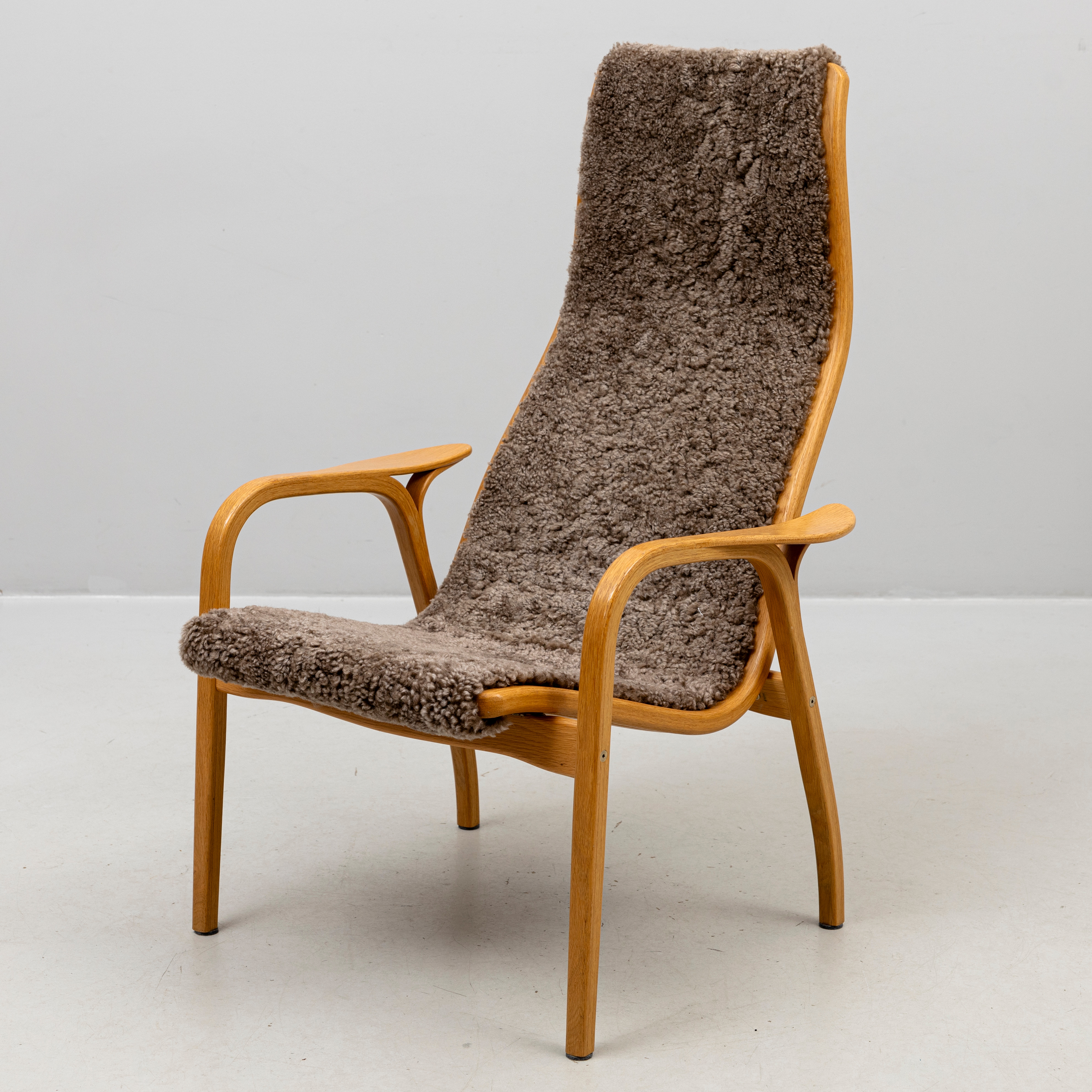 YNGVE EKSTRÖM. Fåtölj, "Lamino" med beigebrun fårskinnsklädsel, stomme av ek, brännmärkt Swedese.