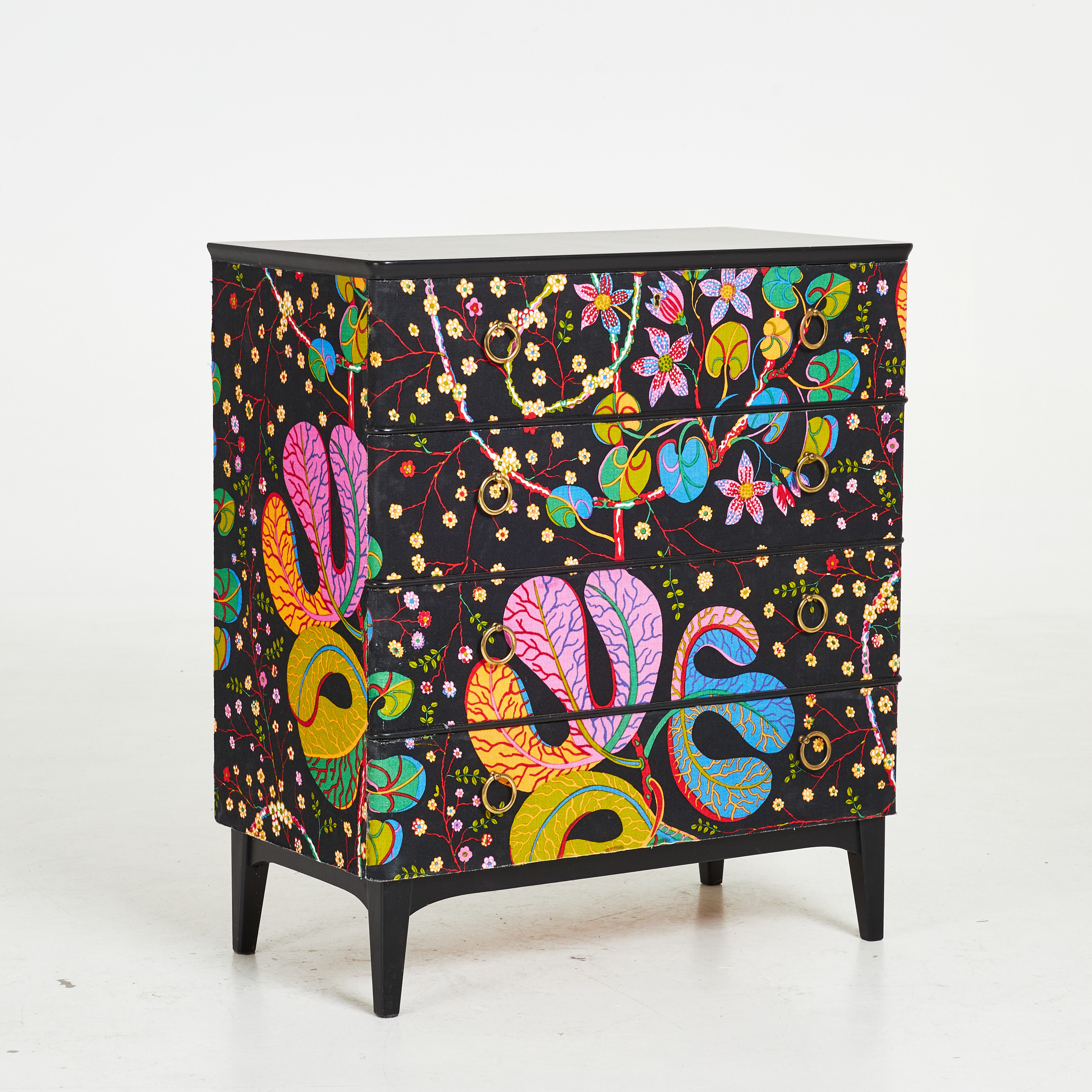 BYRÅ, 1900-talets mitt, stommen brickmärkt Ferdinand Lundquist, tapetserad i "Teheran", design Josef Frank, för Firma Svenskt Tenn.