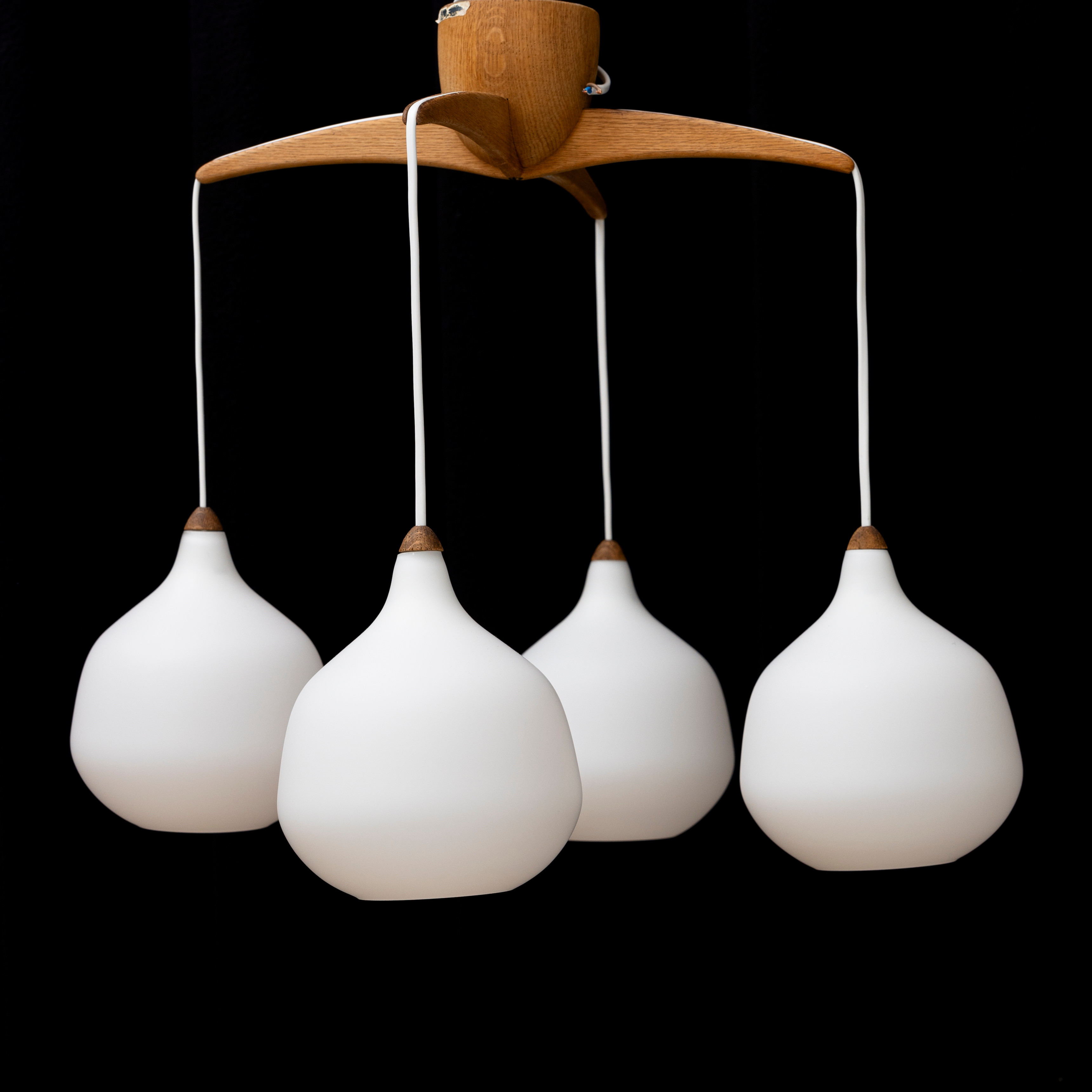 UNO & ÖSTEN KRISTIANSSON. Taklampa, "Luxus 524", fyrarmad, ek och opalglas, Luxus, Vittsjö, formgiven 1952.