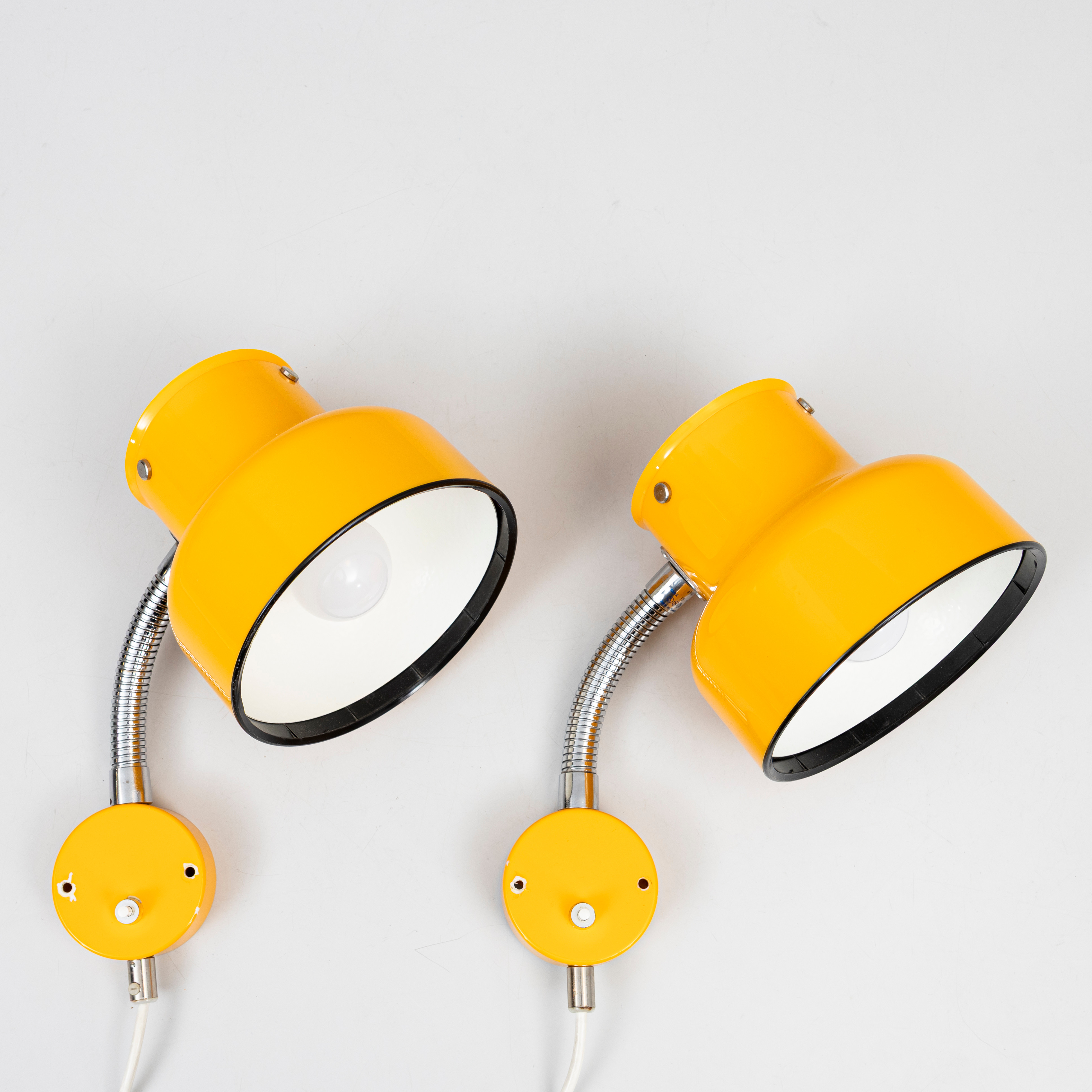 ANDERS PEHRSON. Vägglampor, ett par, "Bumling", plast, modell 409 V, etikettmärkta, Ateljé Lyktan, Åhus, 1900-talets andra hälft.