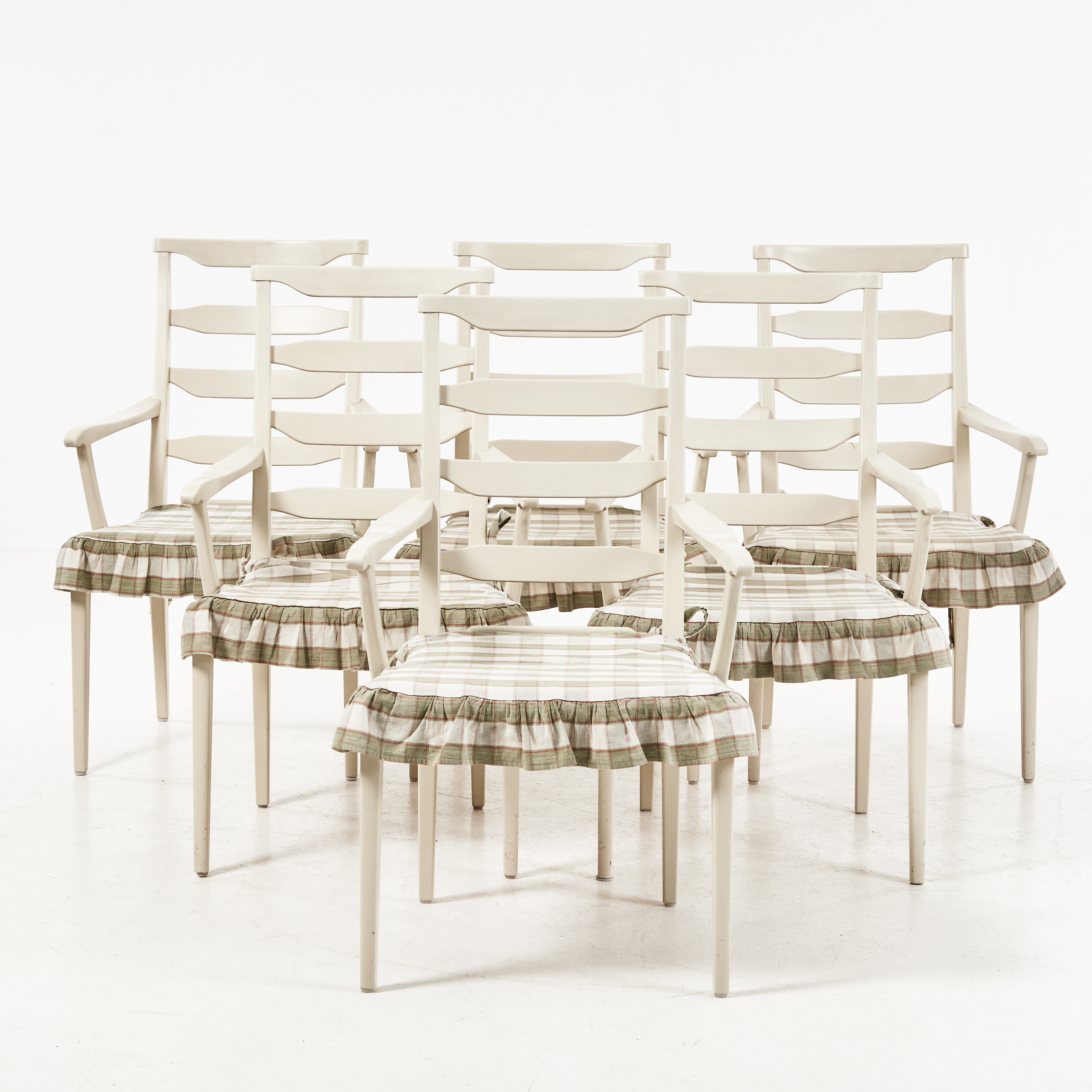 CARL MALMSTEN. Armlänstolar "Vapensmeden" 6 stycken, vitmålade, textilklädda sitsar.