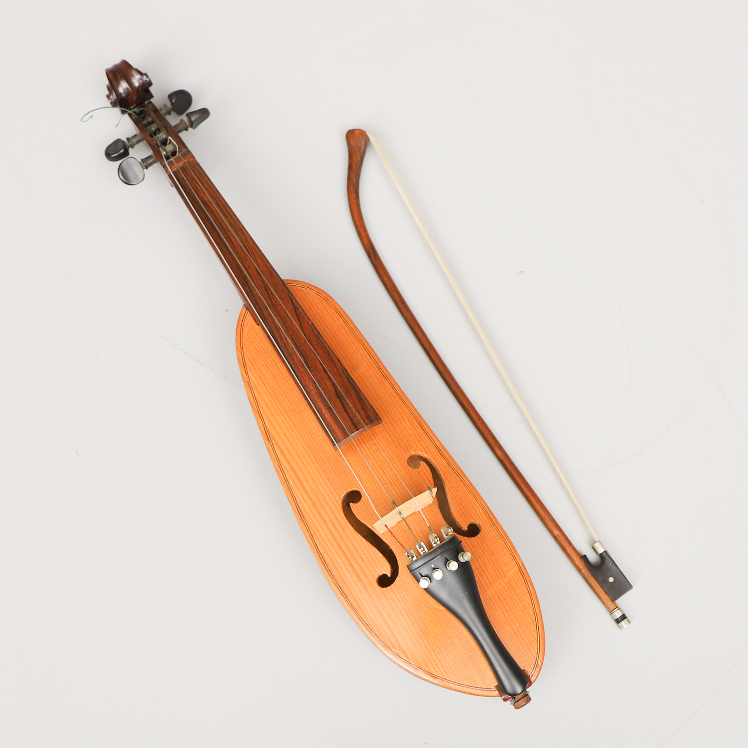 TRÄSKOFIOL, signerad Albin Nilsson, Hästveda, 1979.