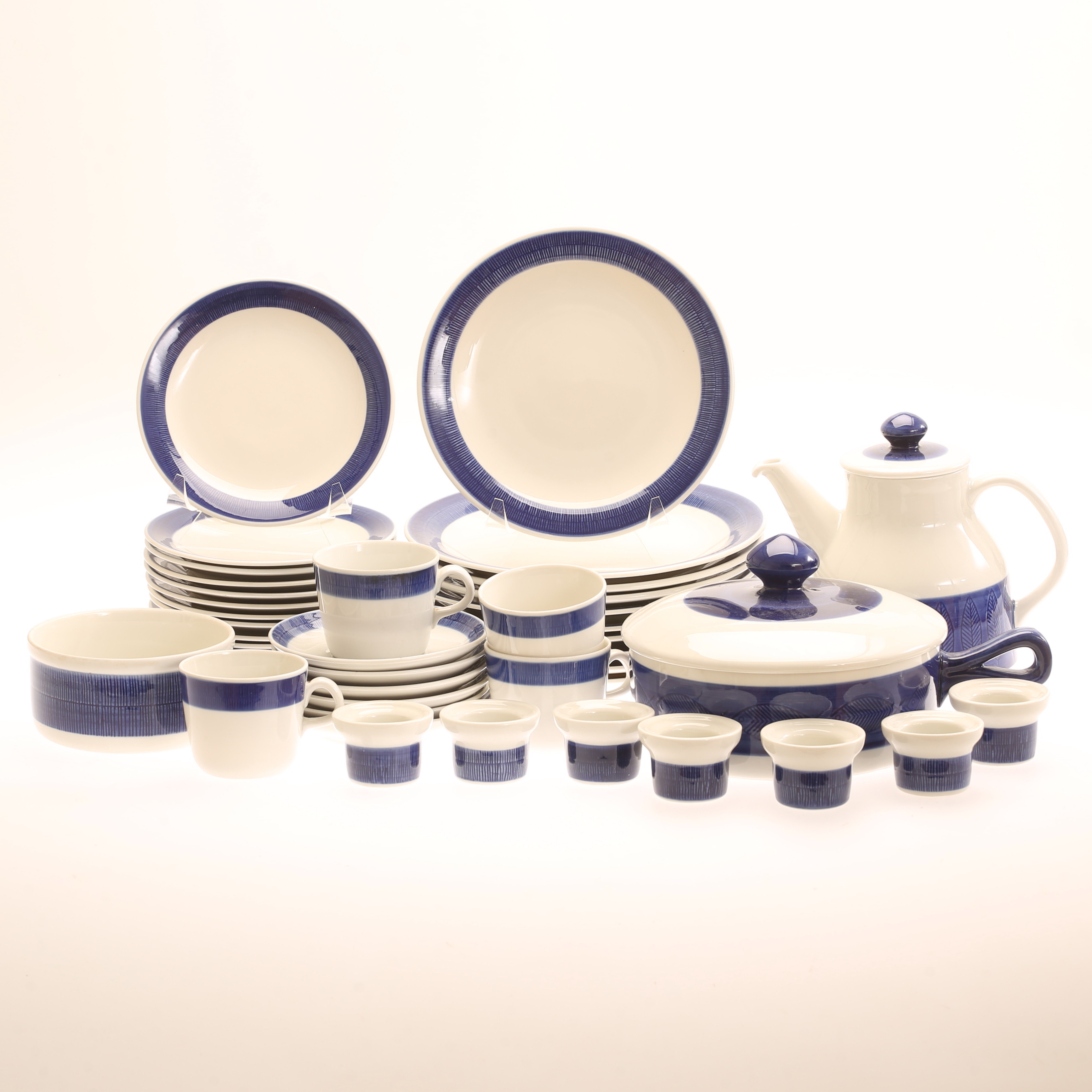 HERTHA BENGTSON. Servisdelar, 37 stycken, porslin, "Koka Blå", Rörstrand.