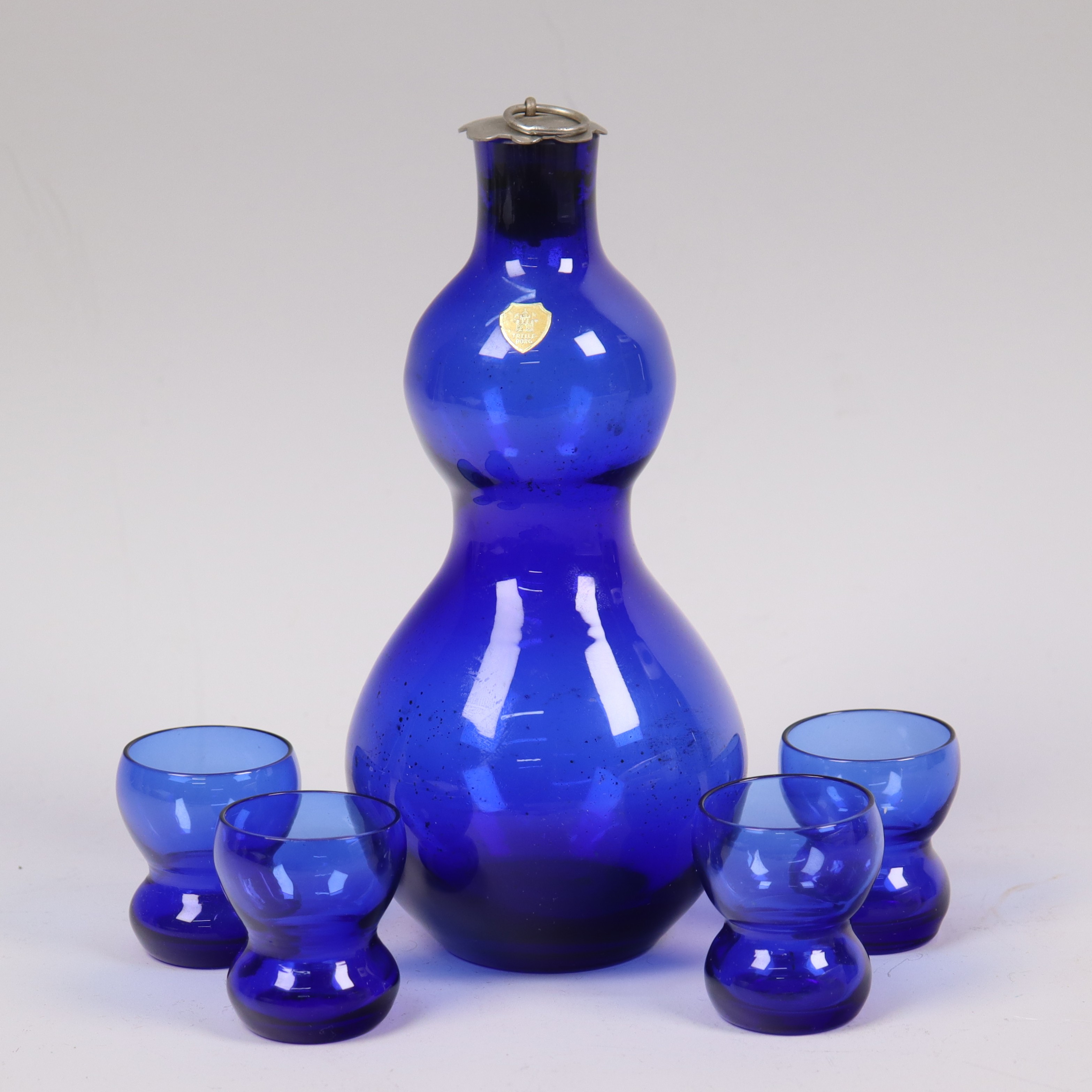 TRELLEBORGS GLASBRUK, brännvinsflaska med snapsglas, 1900-talets första hälft, 5 delar.