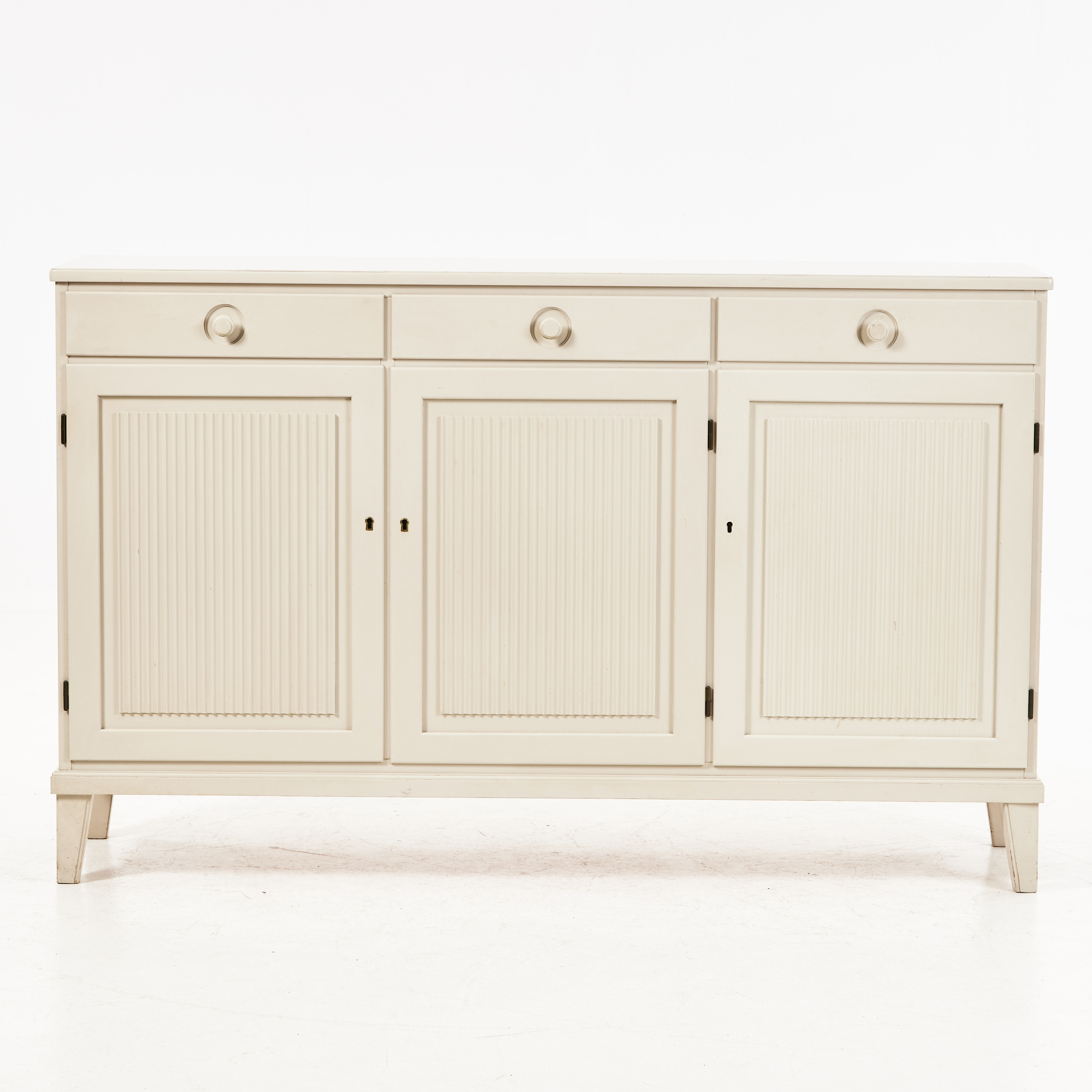 SKÄNK, City Möbler Tibro, 1900-talets senare hälft, vitlackerat trä.