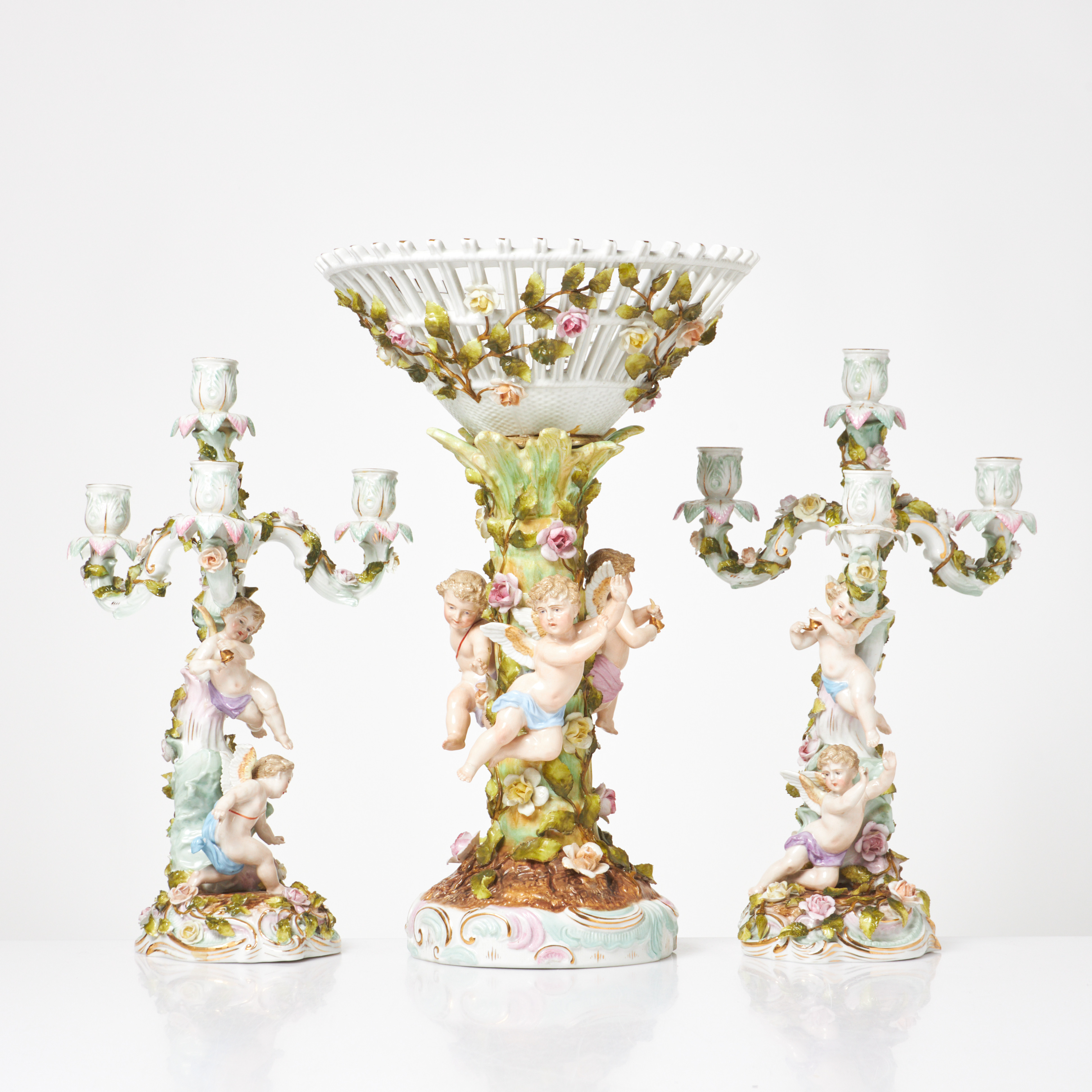 KANDELABRAR, UPPSATSSKÅL. 3 dlr, porslin, Tyskland, 1800-talets slut, riklig reliefdekor, blomster änglar.