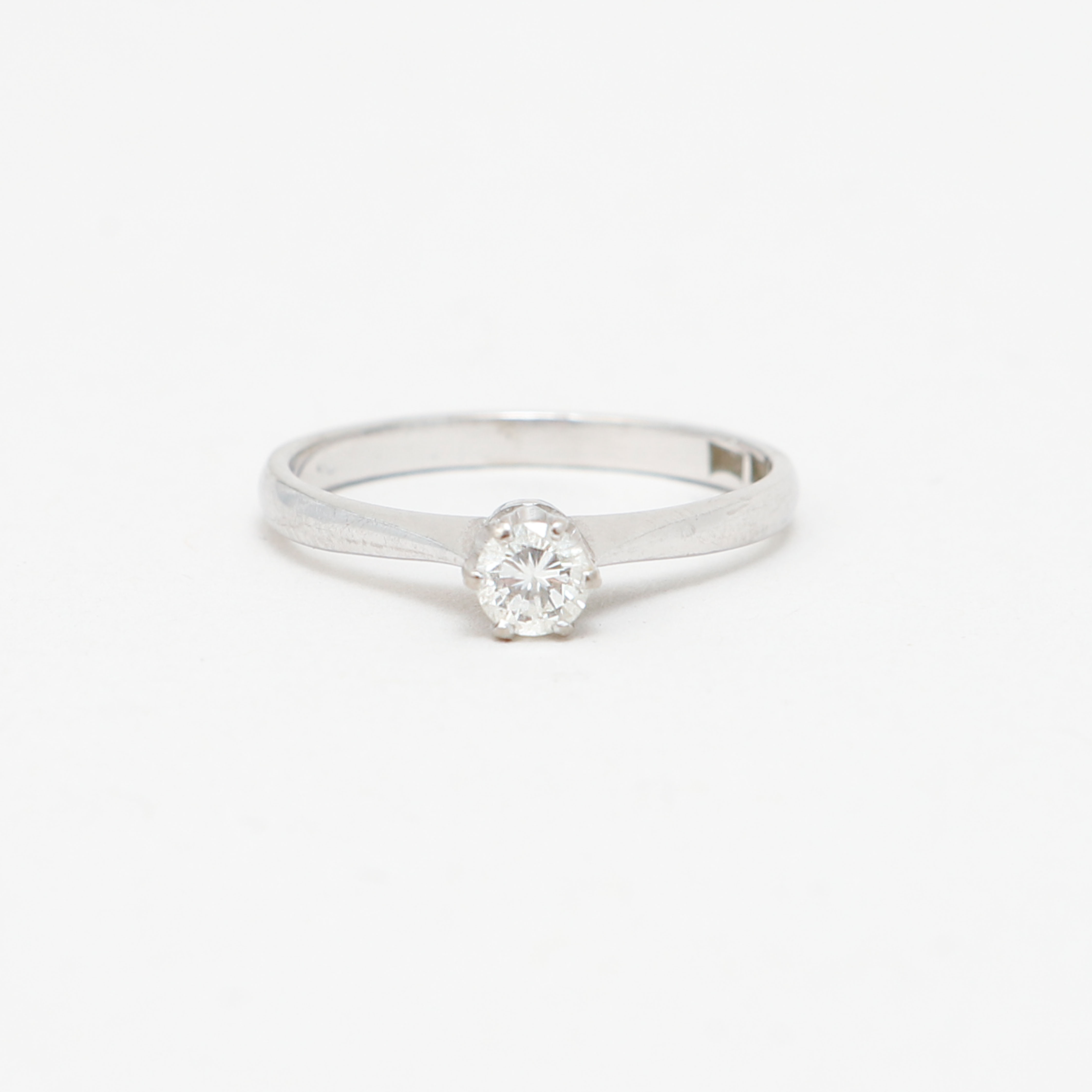 RING, 18k vitguld med 1 diamant ca 0,19 ct. Vikt ca 1,8 g.