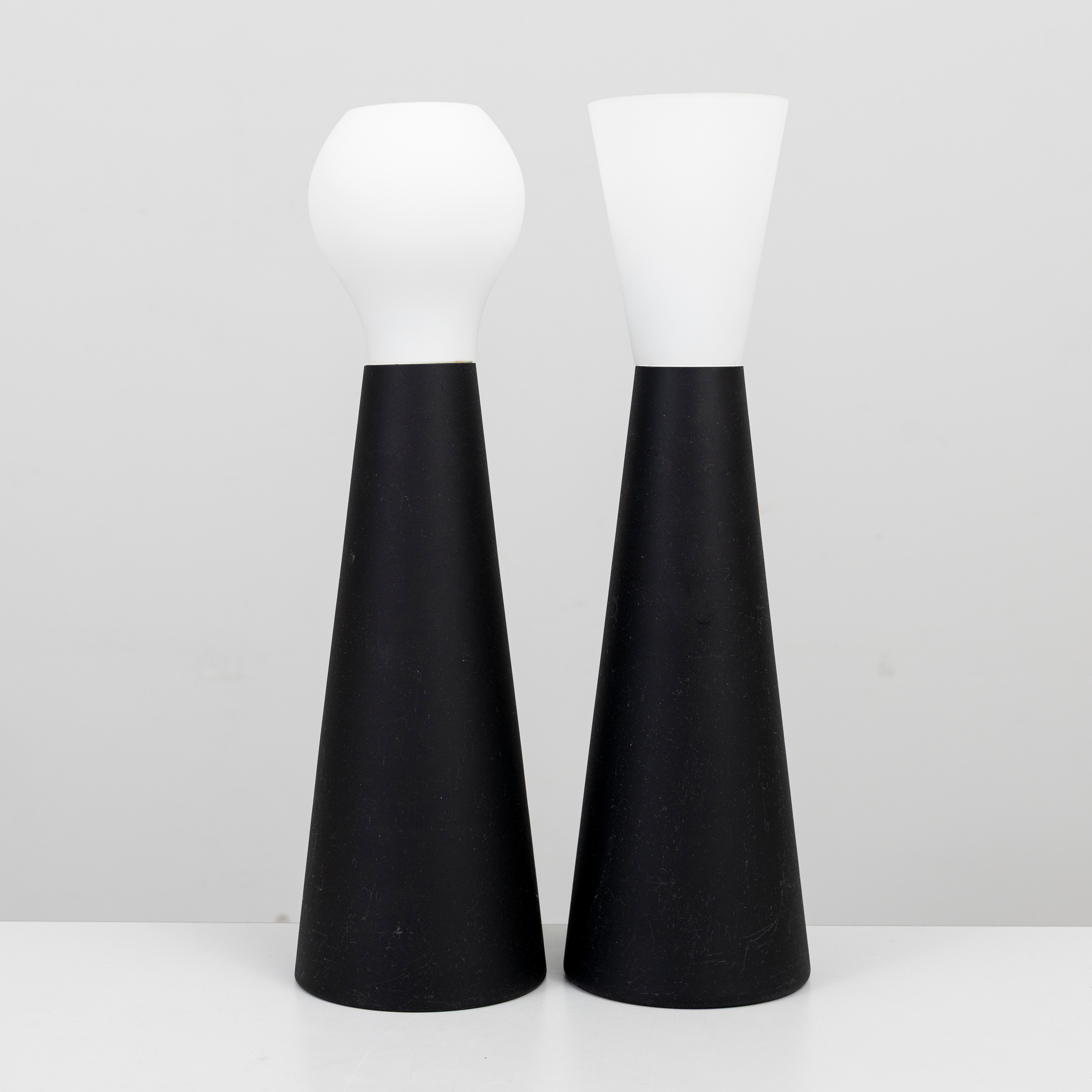 KLAS-GÖRAN TINBÄCK. Bordslampor, ett par, glas, "He & She", 1900-talets andra hälft.