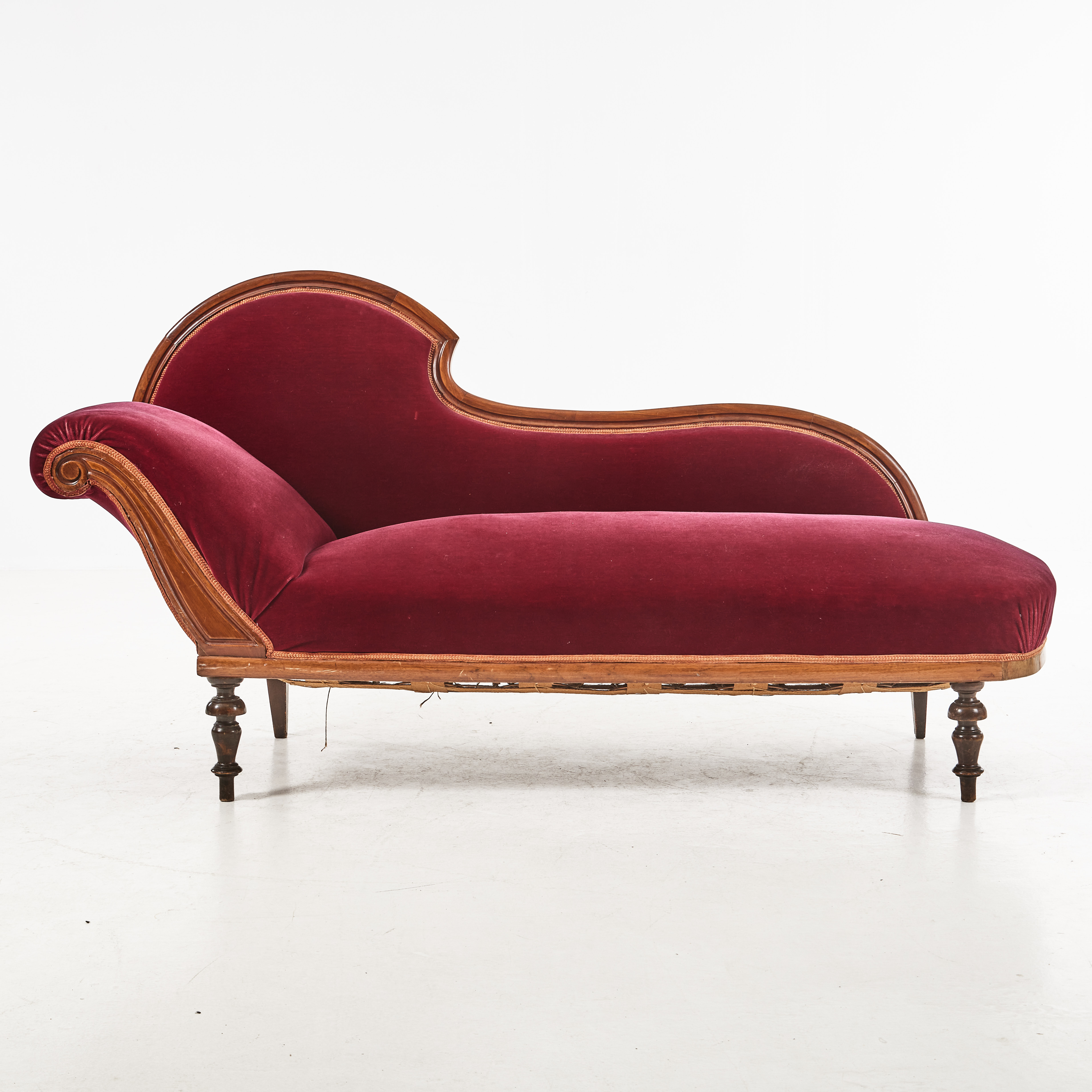 SCHÄSLONG, 1900-talets första hälft, mahognyfanér, klädsel i röd plysch.