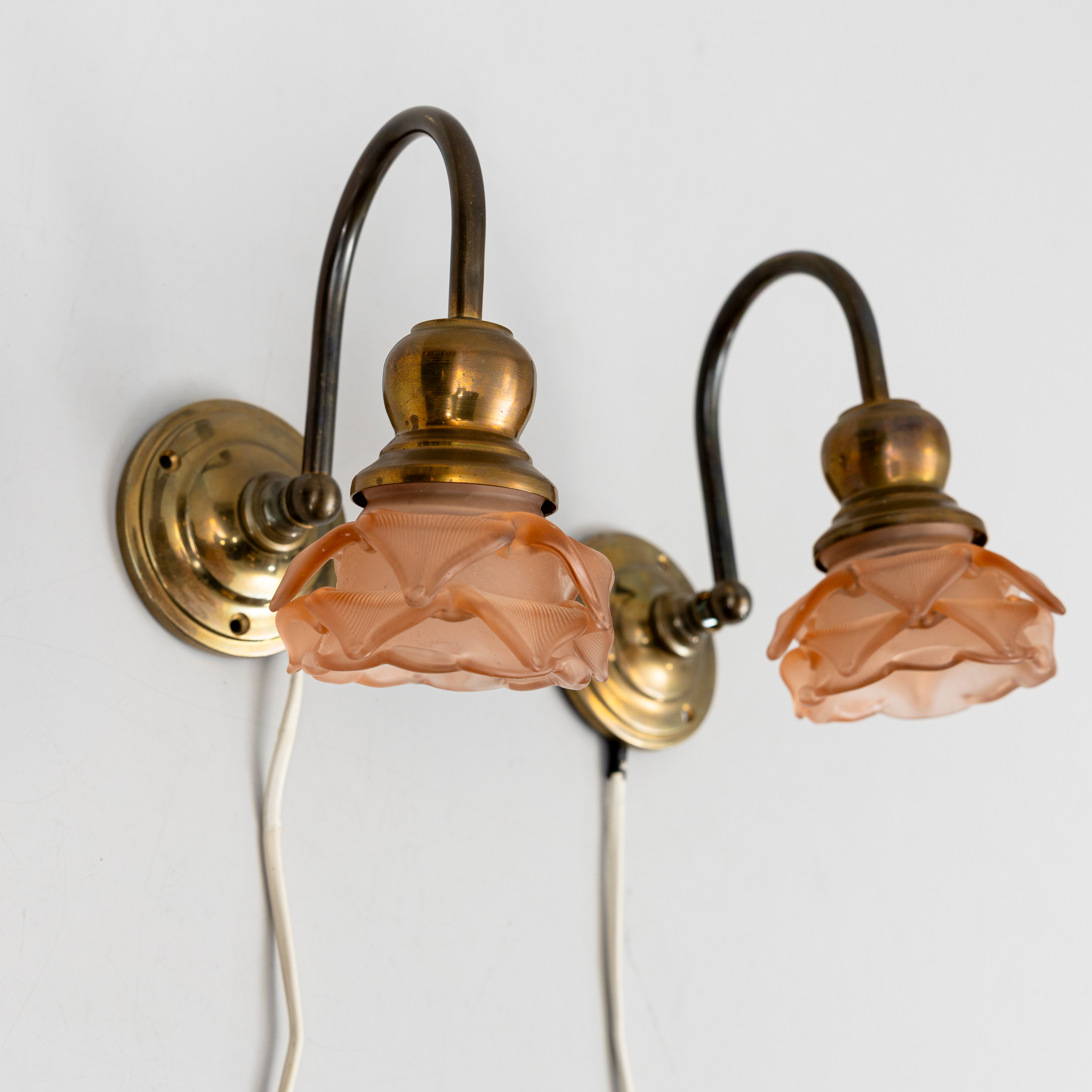 VÄGGLAMPOR, ett par, kupor i form av rosor, 1900-talets första hälft.