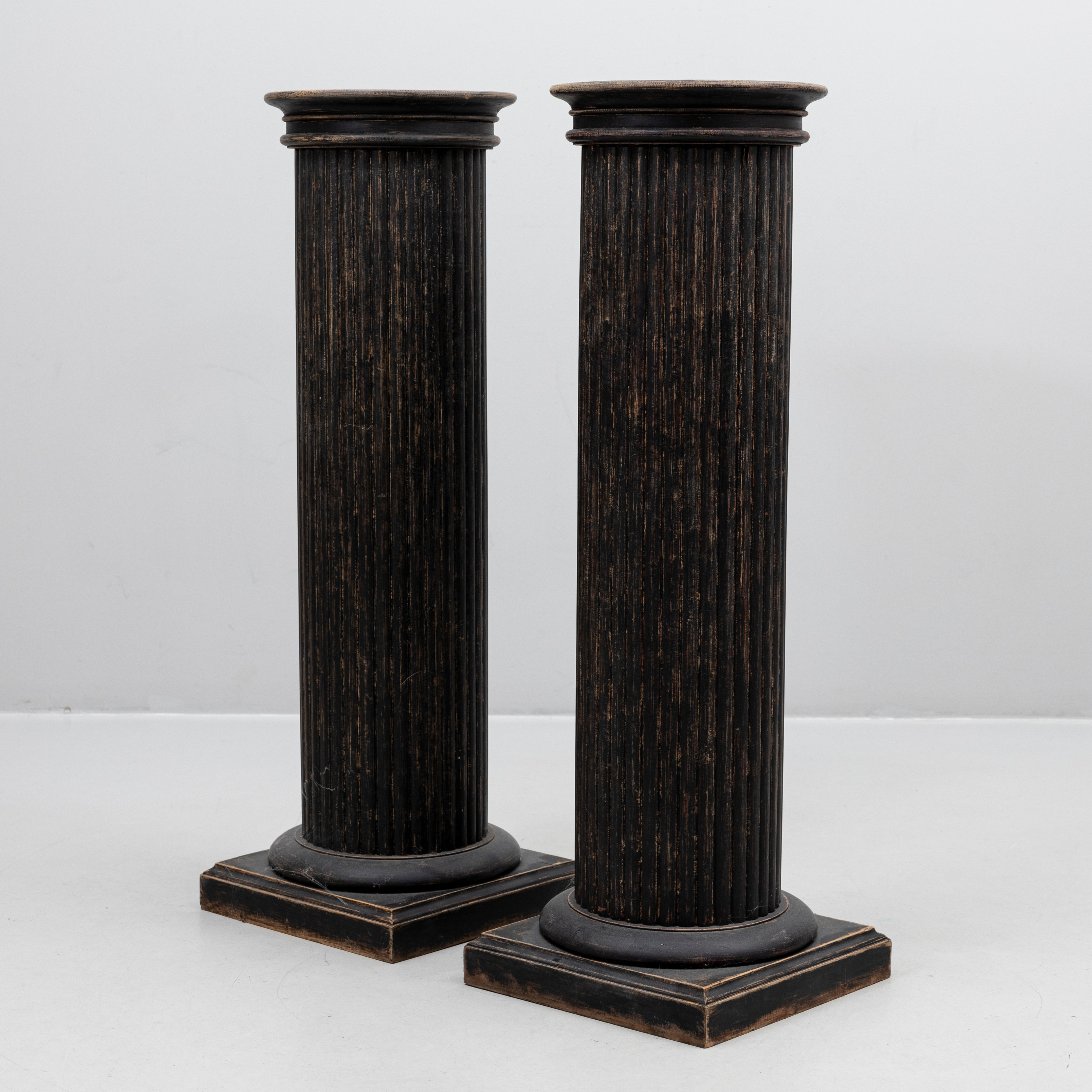 PIEDESTALER, ett par, i form av doriska kolonner Gustaviansk stil. 1900-tal.