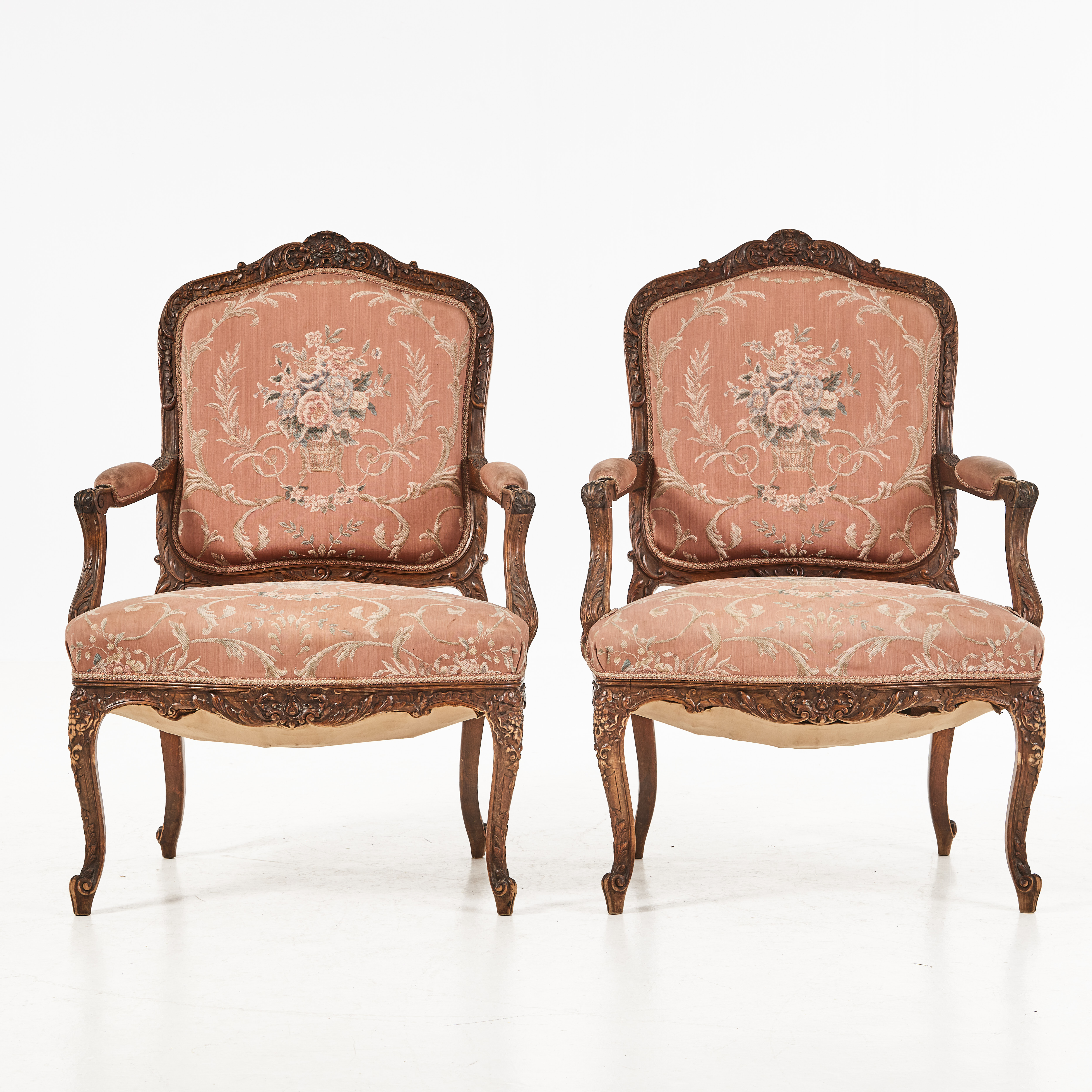 FÅTÖLJER, 1 par, rokokostil, mörkpatinerat trä, skulpterad dekor av blommor, stoppad rygg och sits med textilklädsel.