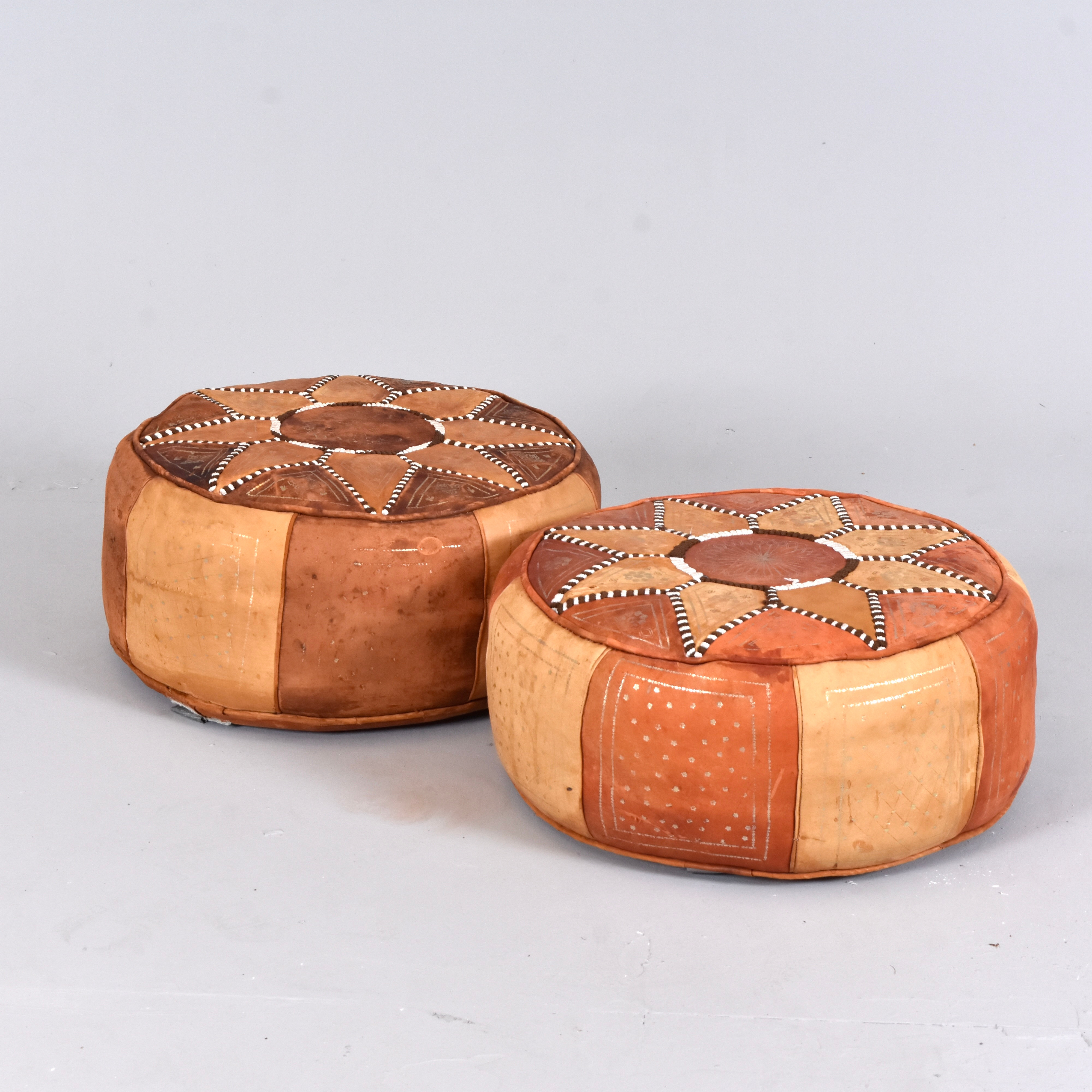 PUFFAR, 2 st, skinn, Mellan- eller Sydamerika, 1900-tal.