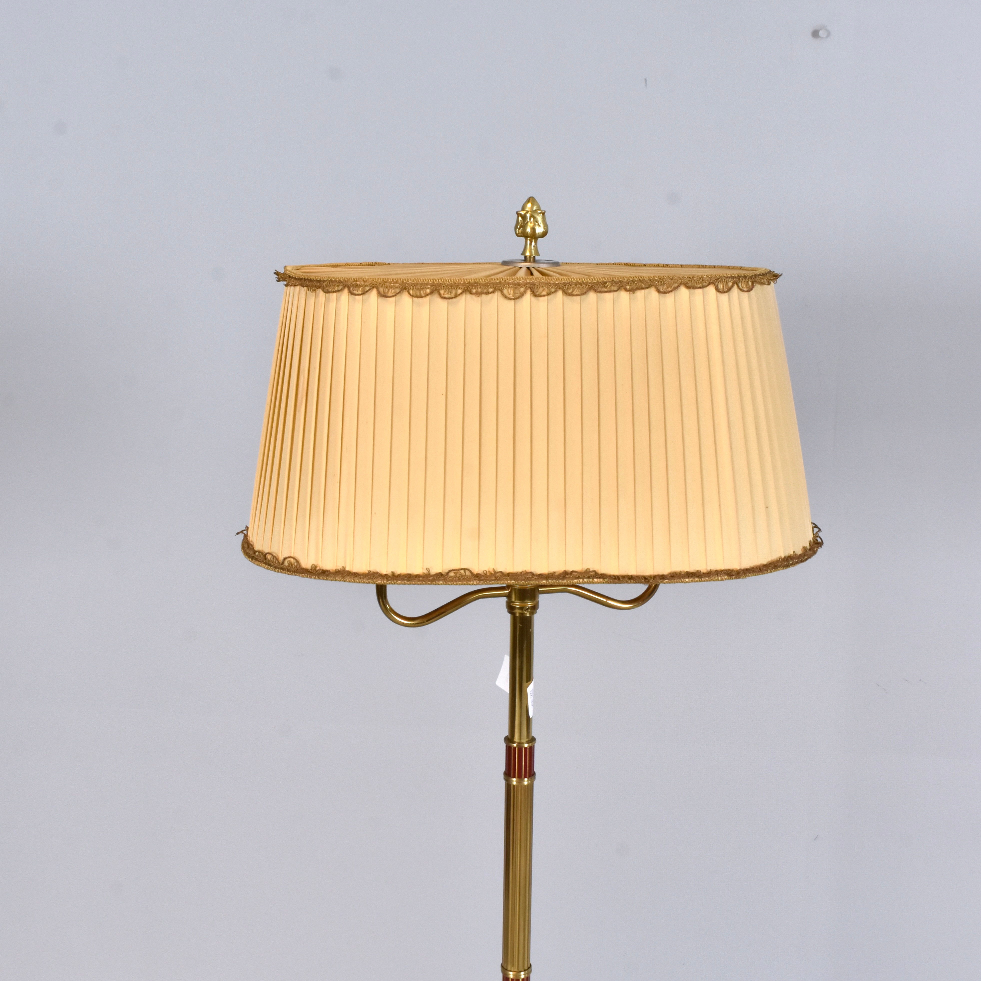 GOLVLAMPA, mässing/mahogny, 1900-talets mitt.