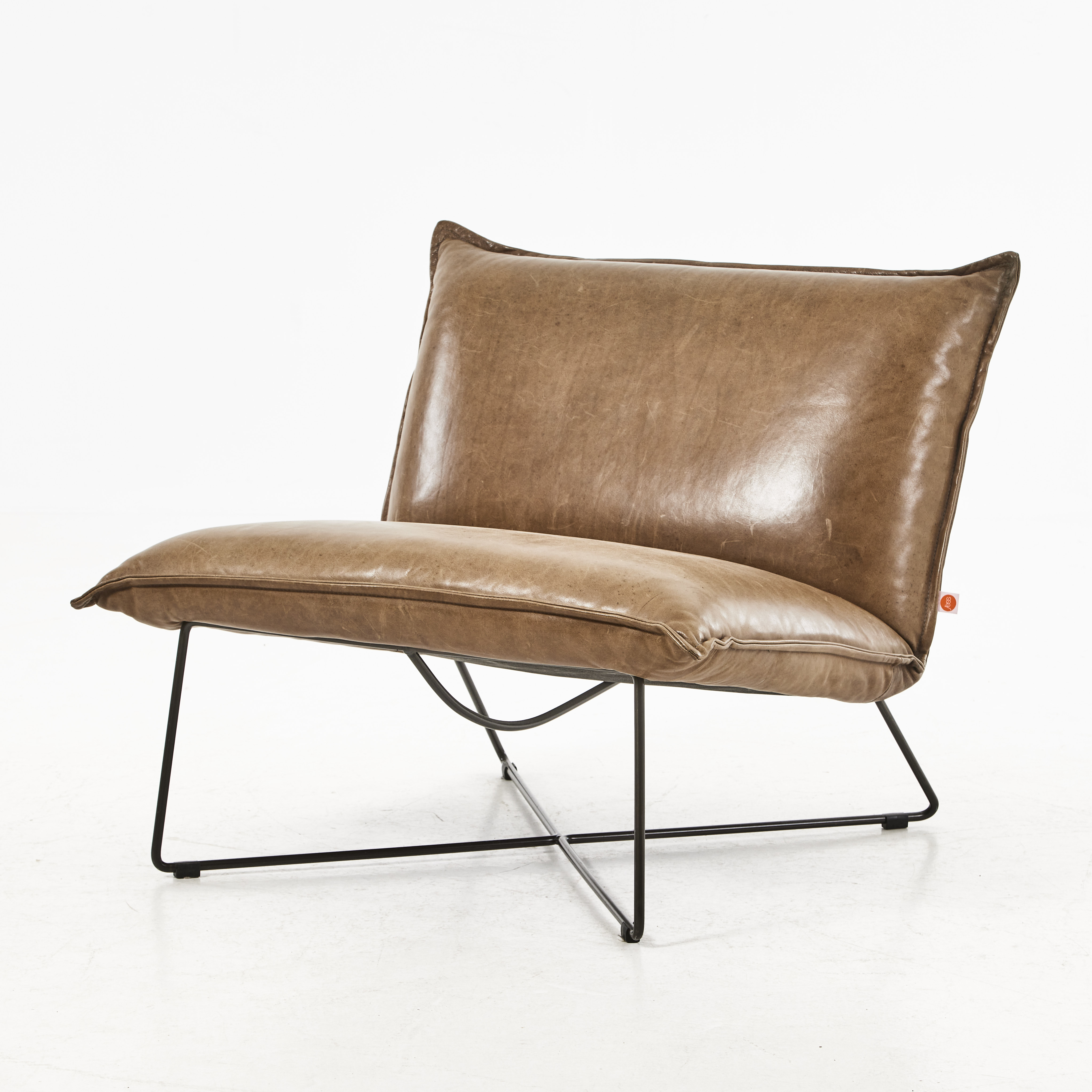 JESS DESIGN. "Earl Lounge Chair", skinnklädda, lackerad metallbenställning, samtida tillverkning.