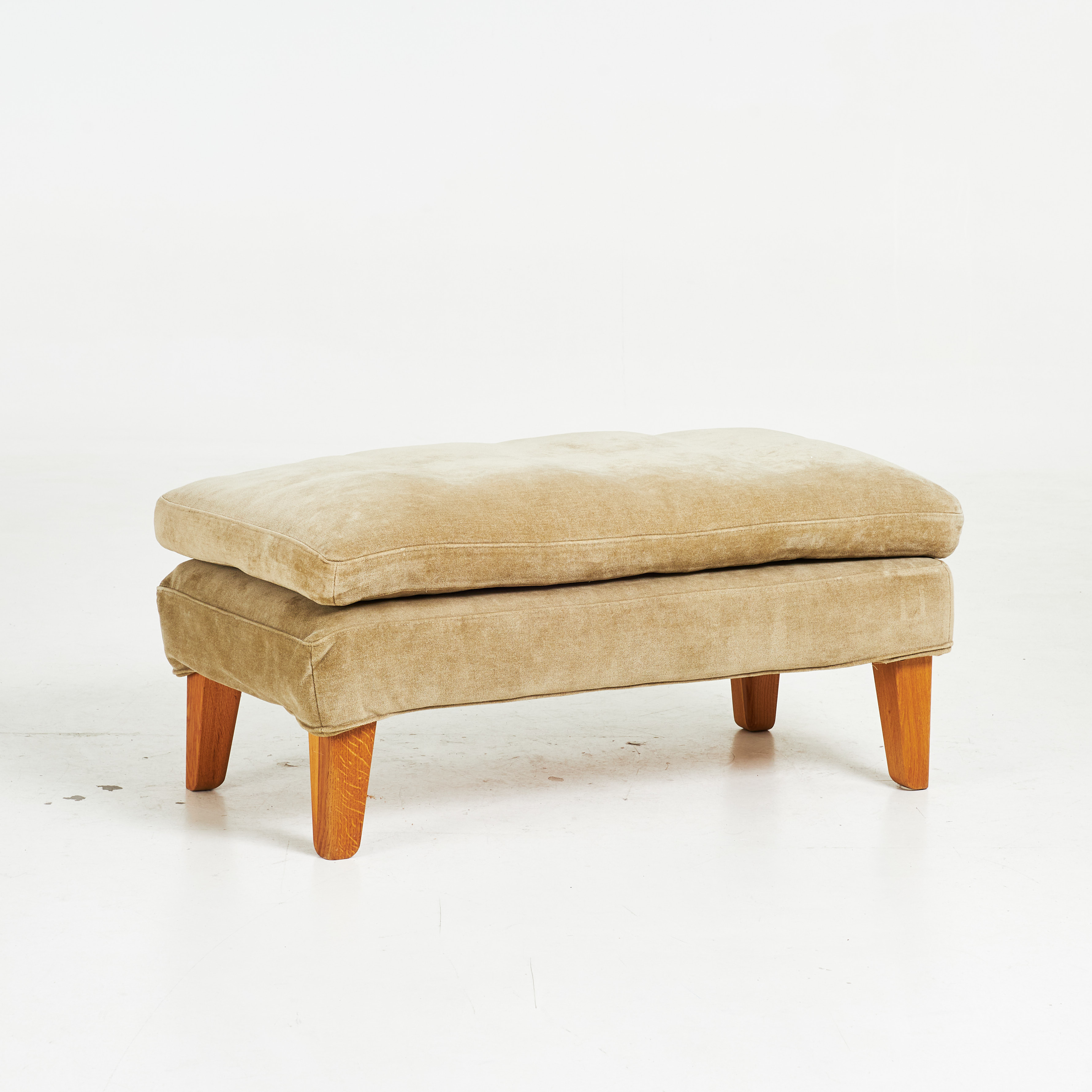 NORRGAVEL. Fotpall, S100, ben i ek, dunstoppad plymå, textilklädsel i ljus khaki.