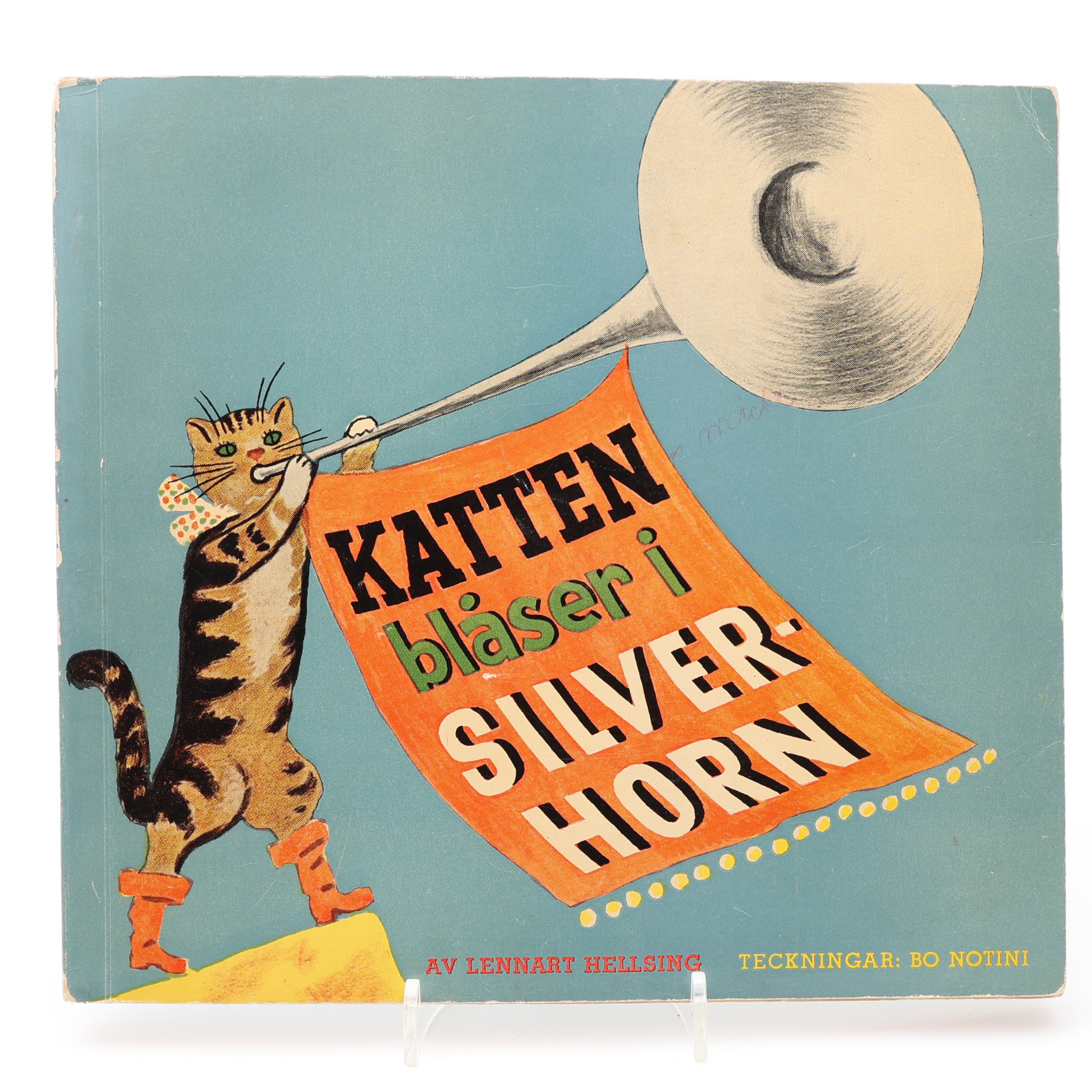 BARNBOK. LENNART HELLSINGS OCH BO NOTINIS KATTEN BLÅSER I SILVERHORN I FÖRSTA UPPLAGAN 1945.