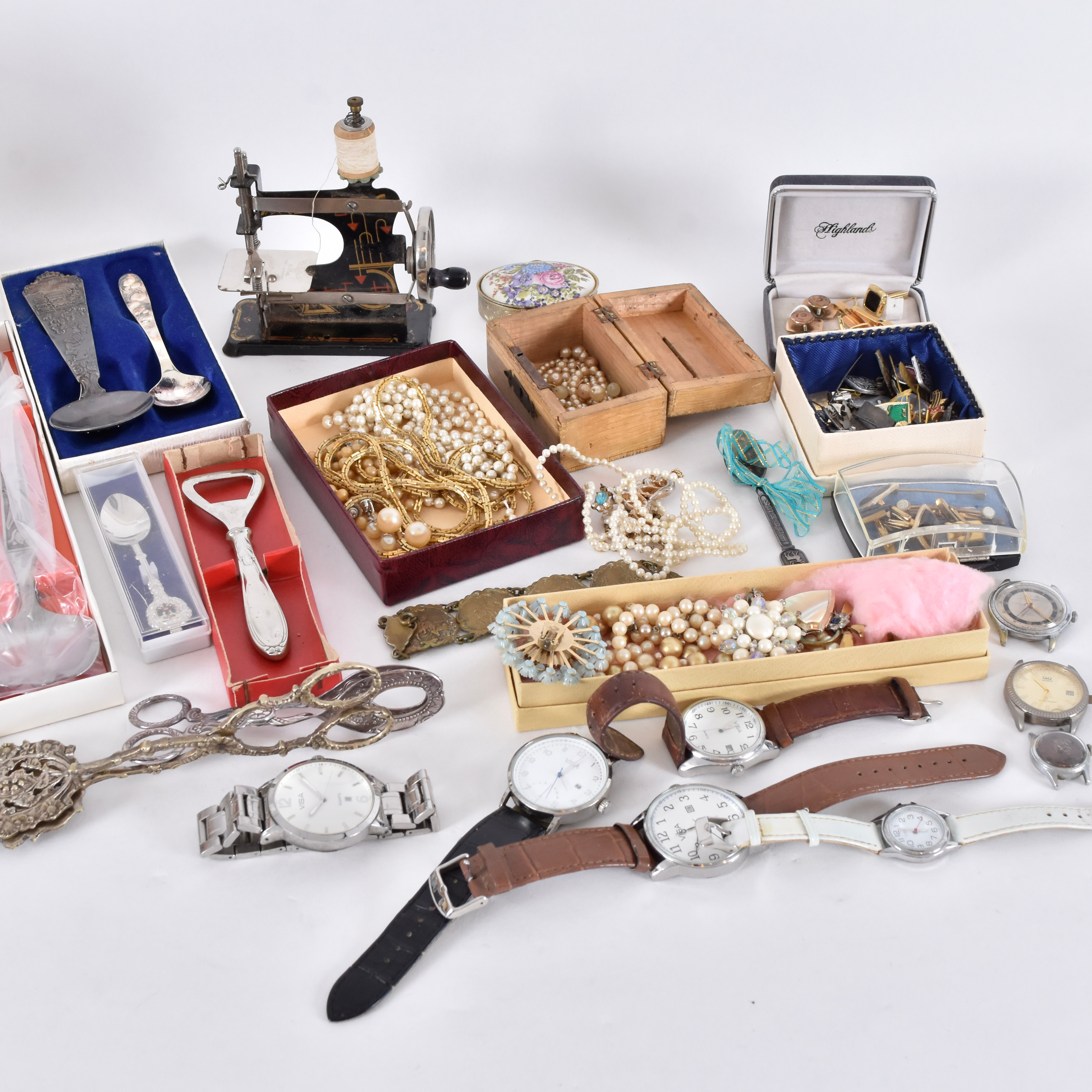 SAMLING BIJOUTERIER samt KLOCKOR, 1900-tal.