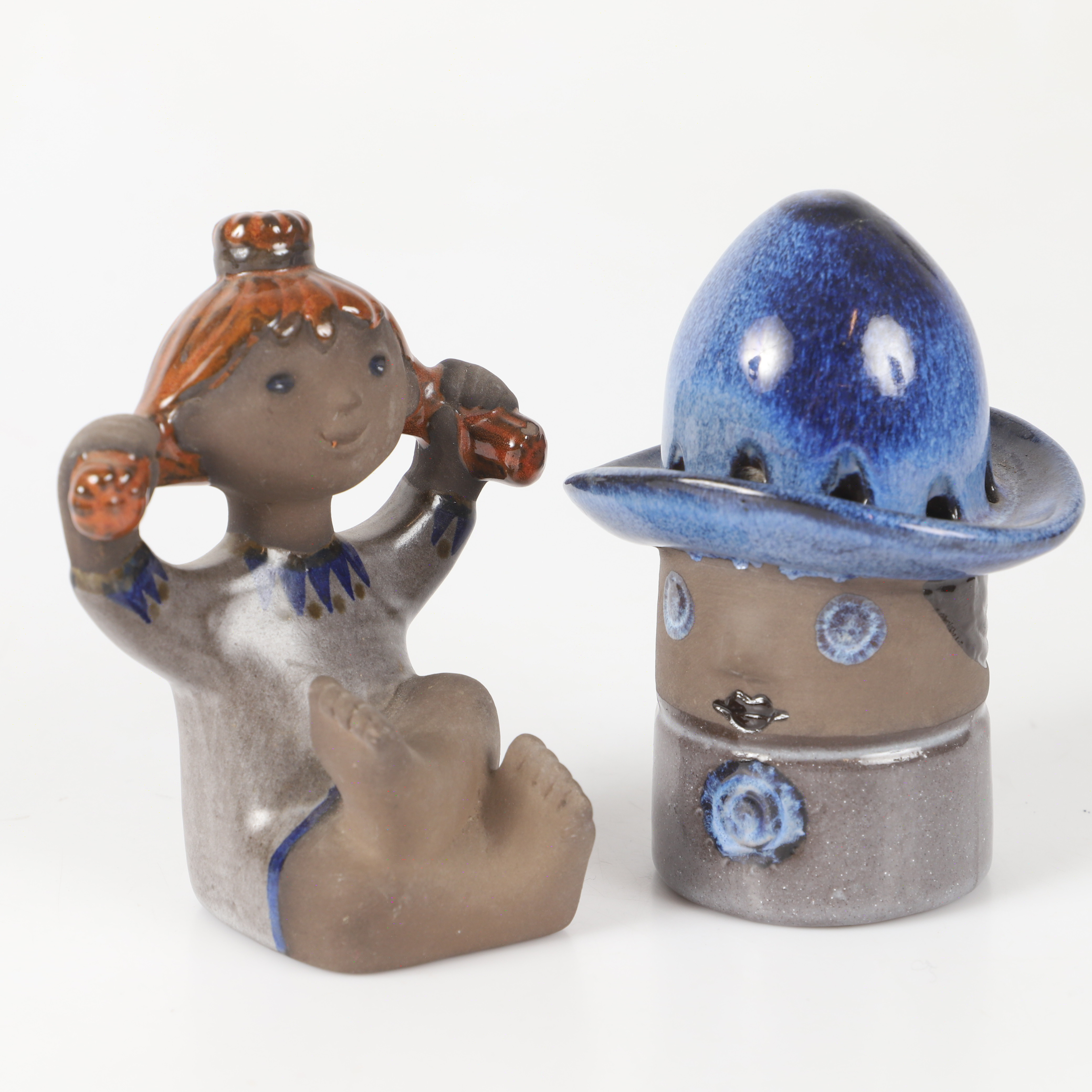 FIGURINER, 2 stycken, delvis glaserad keramik, Jie.