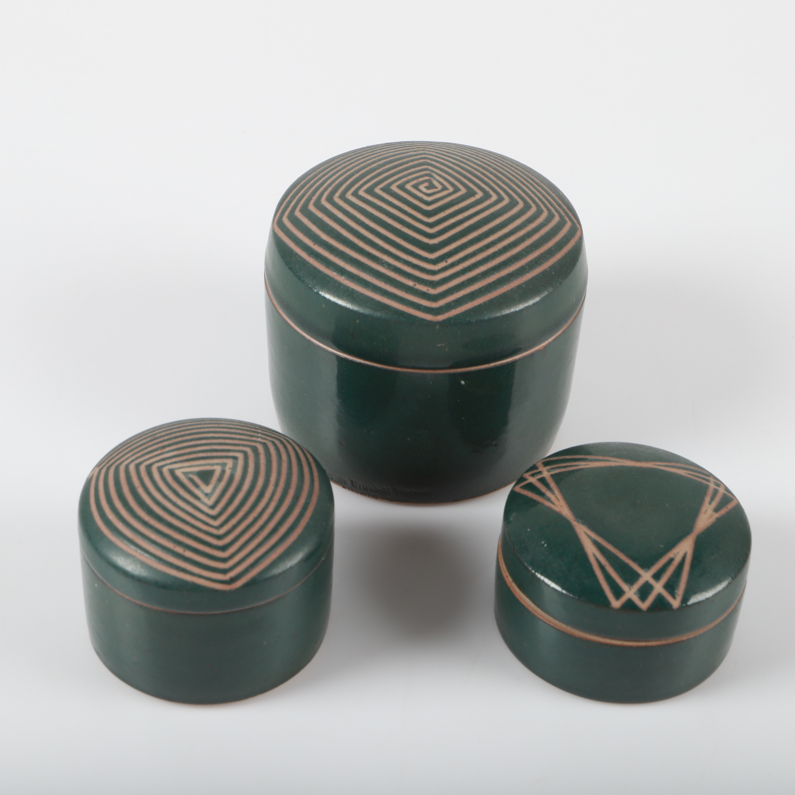 BENTE BROSBÖL HANSEN. Lockaskar, 3 stycken, keramik, Klåveröd, signerade.