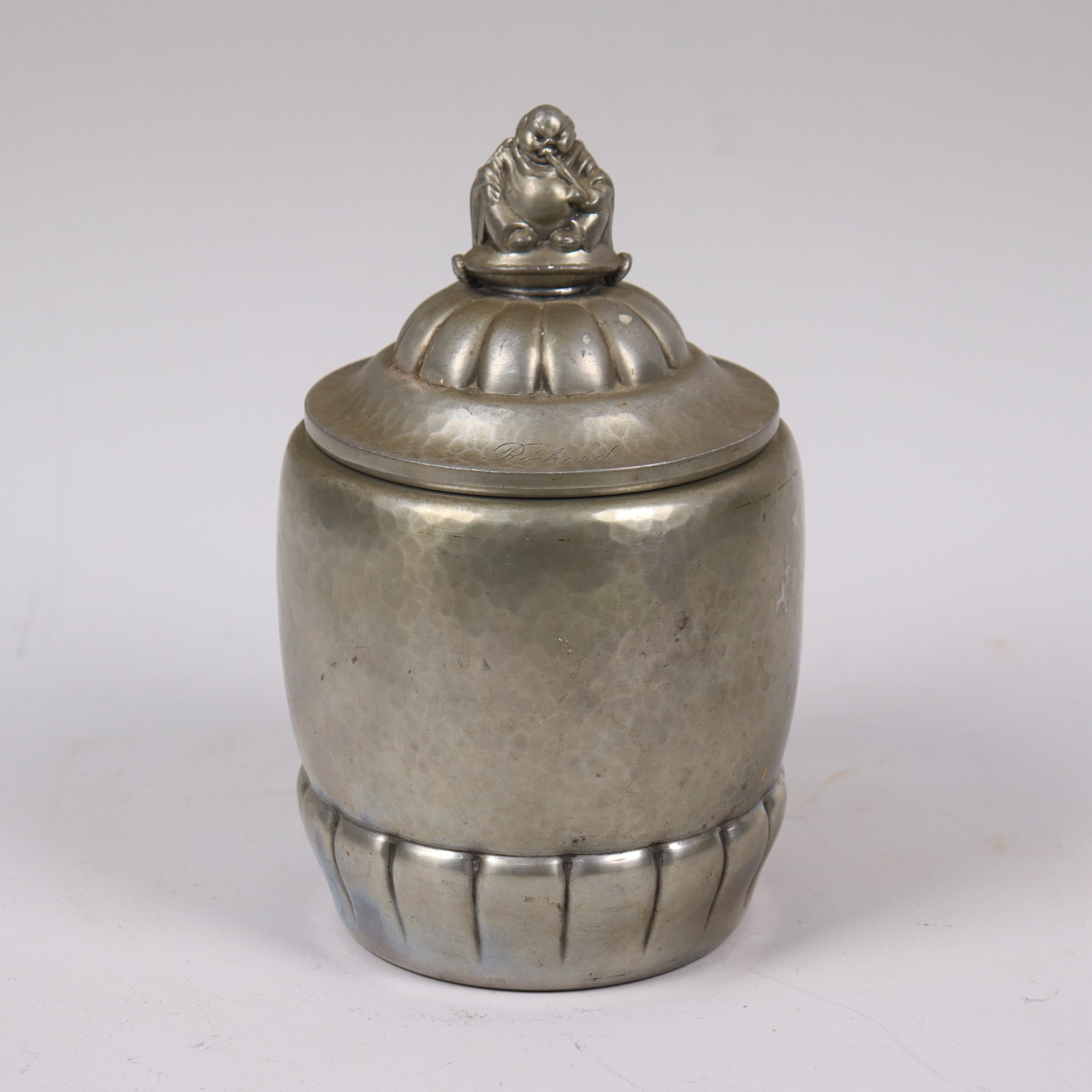 TOBAKSBURK med Buddah, tenn, Gerotin, Denmark, 1900- talets första hälft.