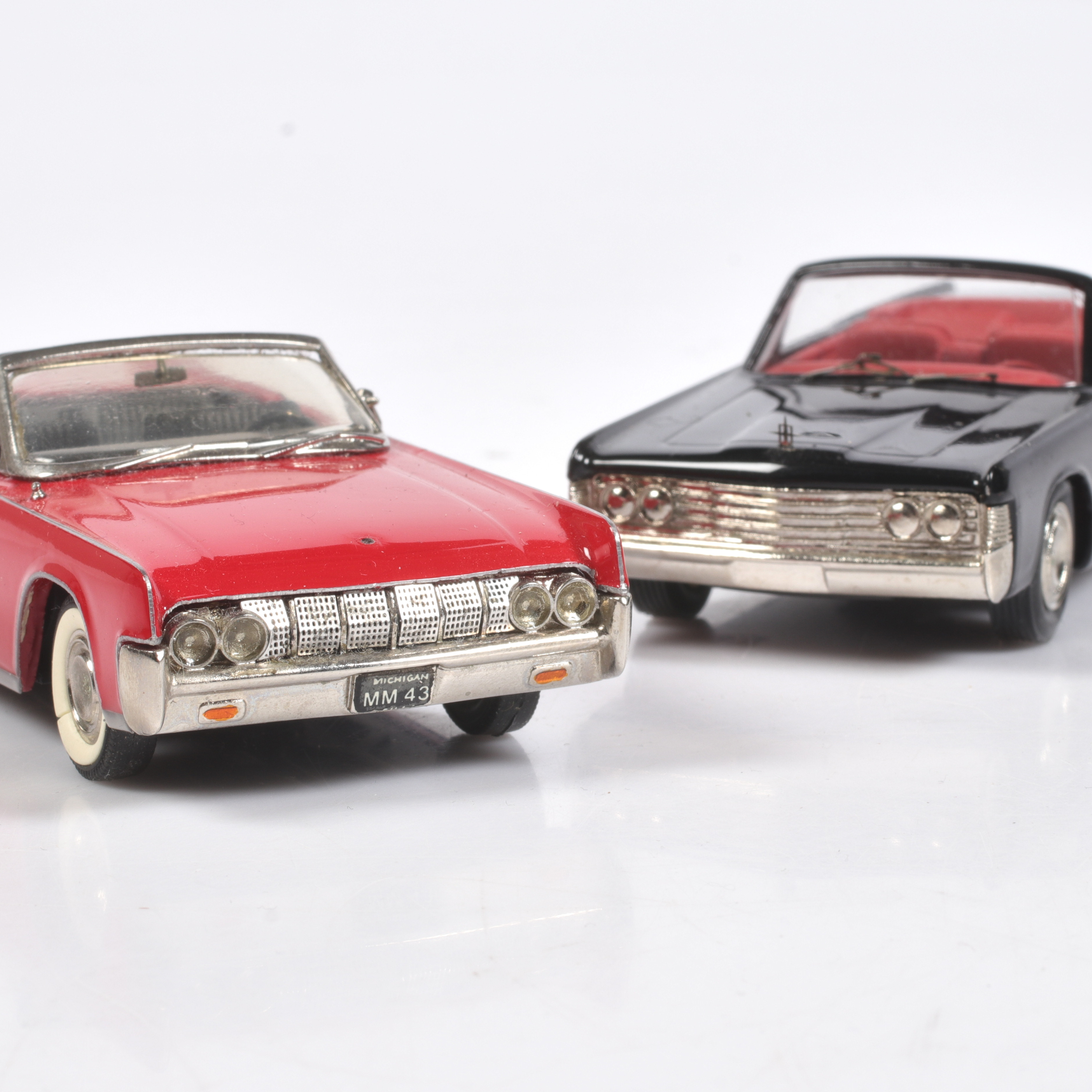 MODELLBILAR, 2 st, metall/resin, Lincoln Continental, 1965, olika tillverkare, skala 1:43.