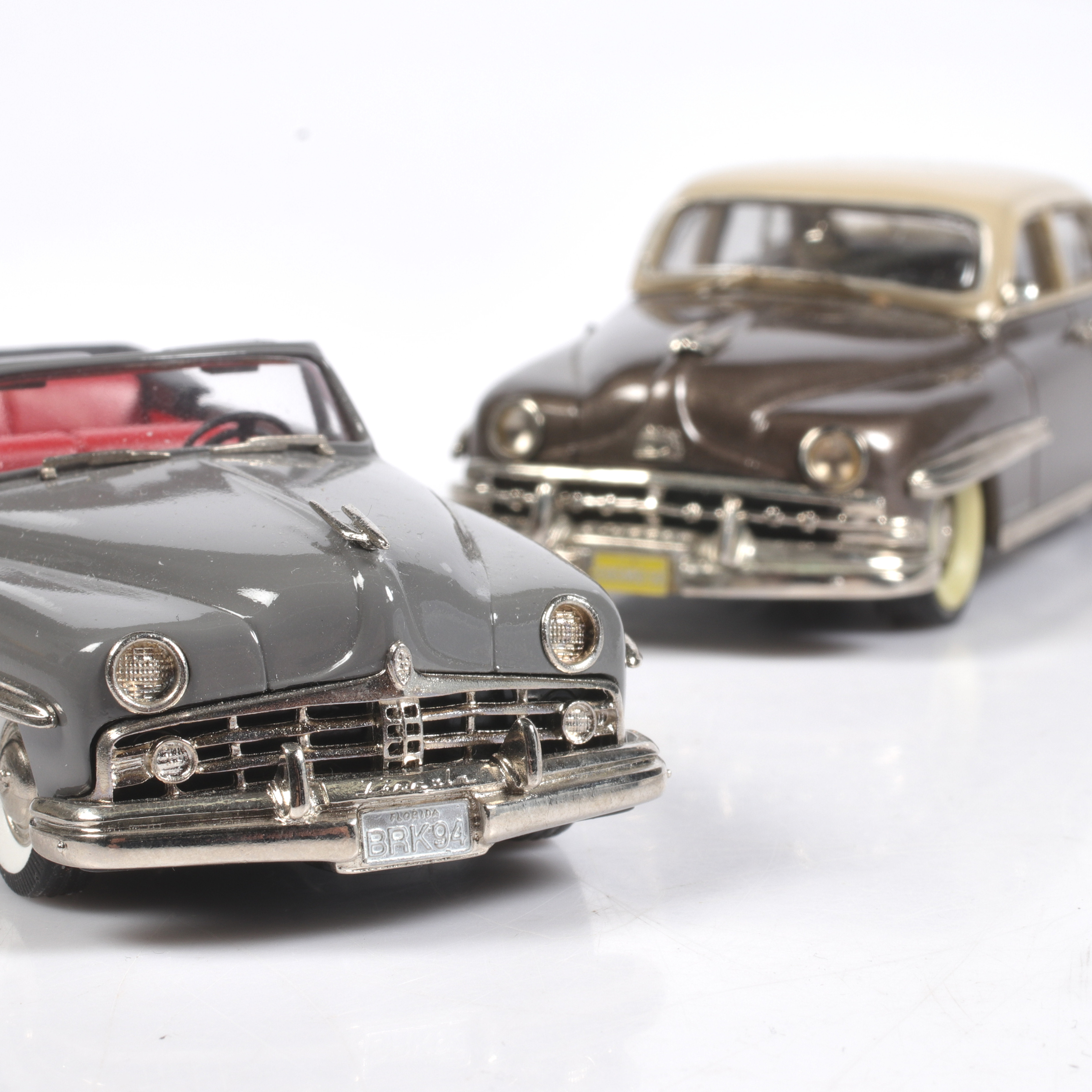 MODELLBILAR, 2 st, metall/resin, Lincoln Cosmopolitan, olika tillverkare, skala 1:43.
