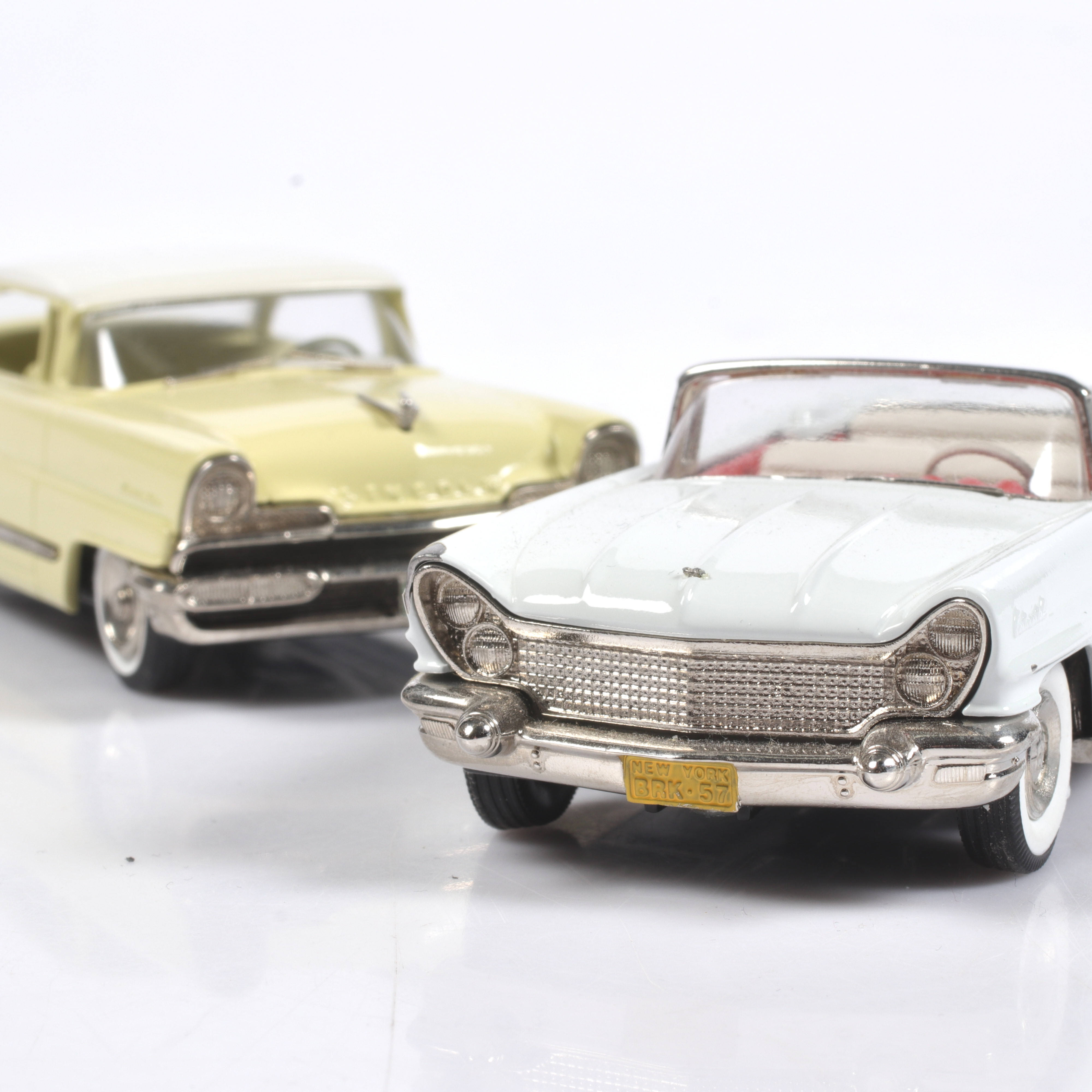 MODELLBILAR, 2 st, metall/resin, Lincoln Premier & Lincoln Continental, Brooklin Models, skala 1:43.