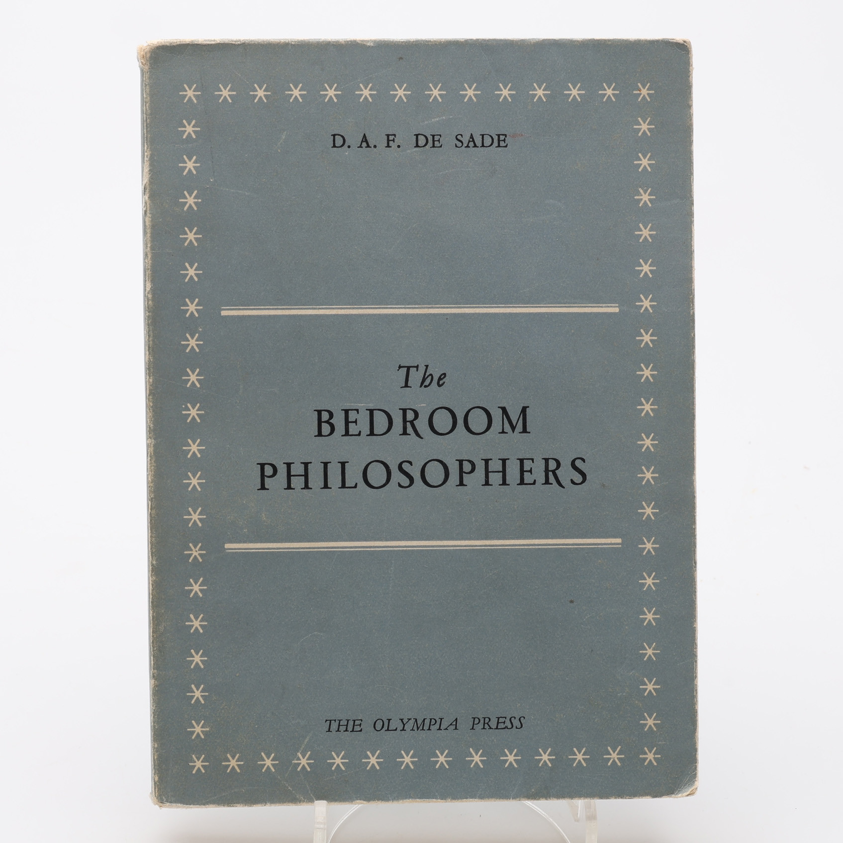 MARQUIS DE SADE'S THE BEDROOM PHILOSOPHERS. BEING AN ENGLISCH RENDERING OF LA PHOPLOSOPHIE DANS LE BOUDOIR DONE BY PIREALESSANDRO CASAVINI. UTGIVEN PÅ THE OLYMPIA PRESS I PARIS 1953.