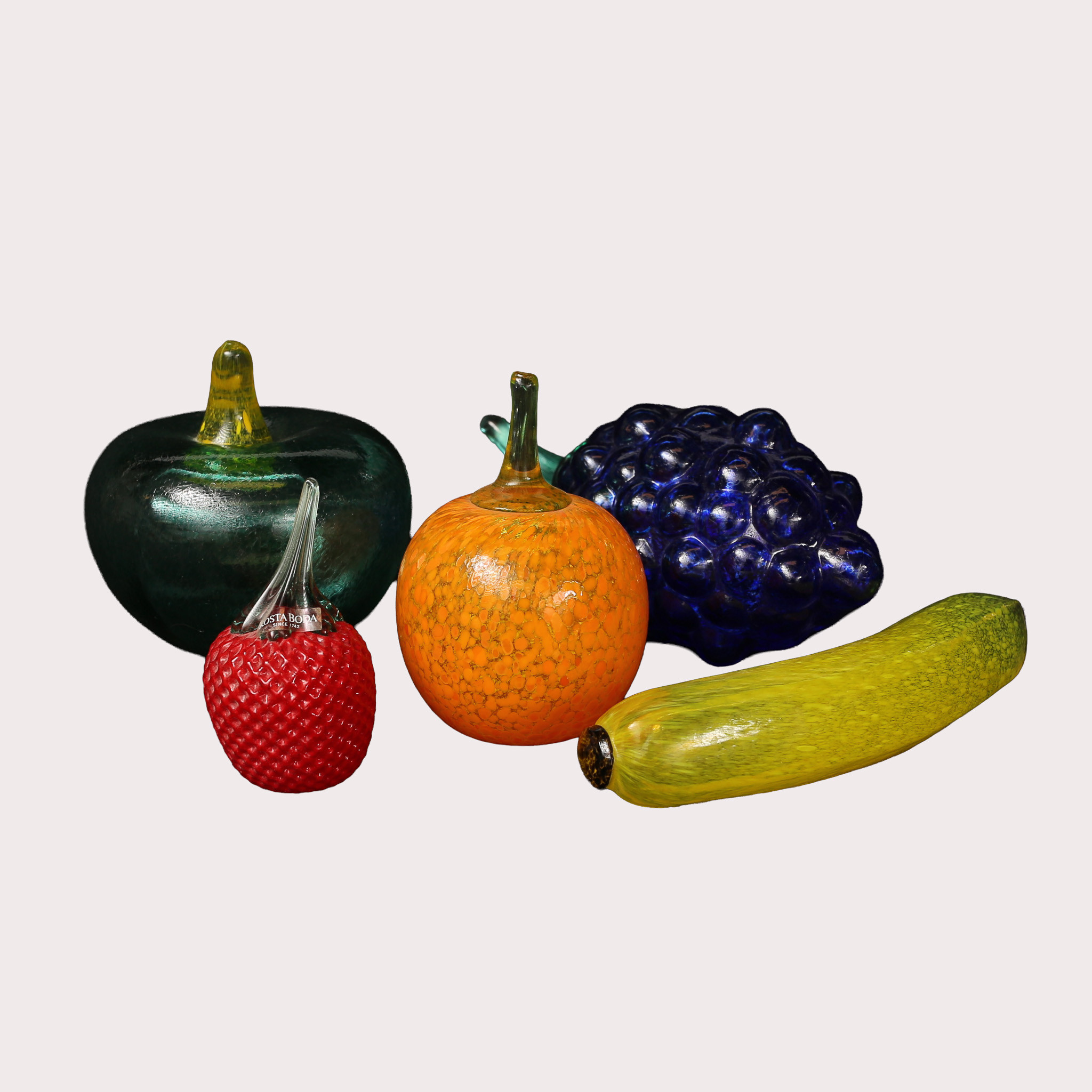 ¨GUNNEL SAHLIN. Glasfrukter, Kosta Boda, delvis signerade, 5 stycken.