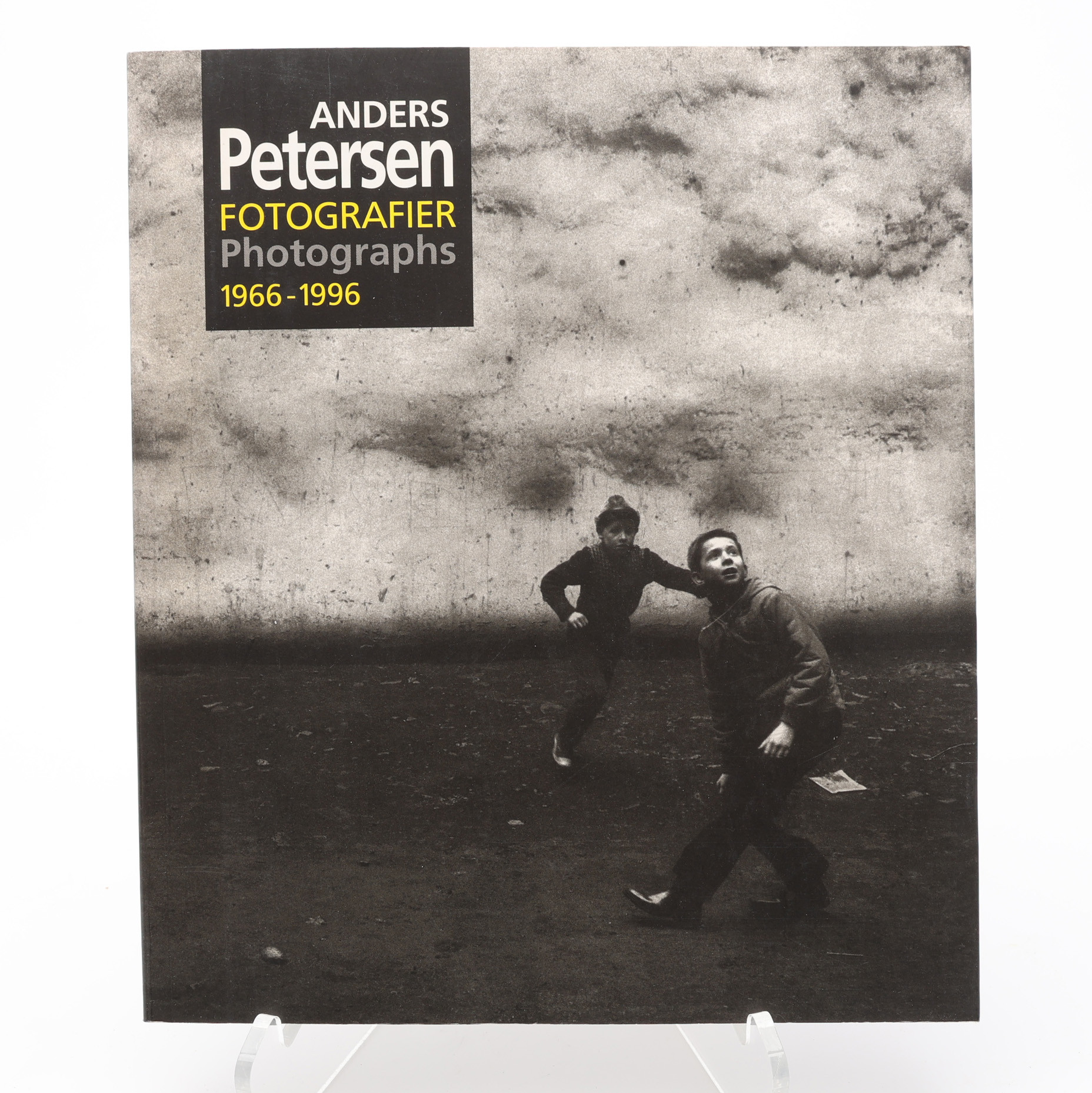 FOTO. ANDERS PETERSENS FOTOGRAFIER/PHOTOGRAPHS 1966-1996 MED EN FIN DEDIKATION TILL FOTOKOLLEGAN GERRY JOHANSSON.