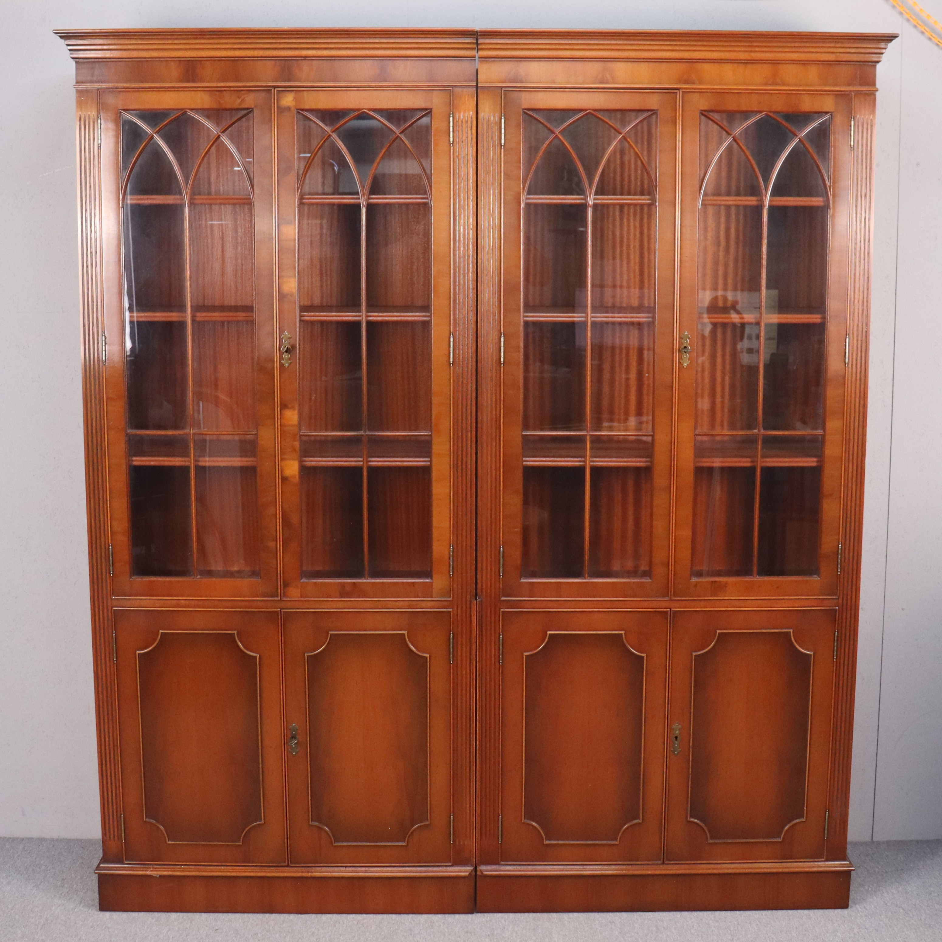 BOKSKÅP/VITRIN, engelsk stil, 1900-tal, 1 par.