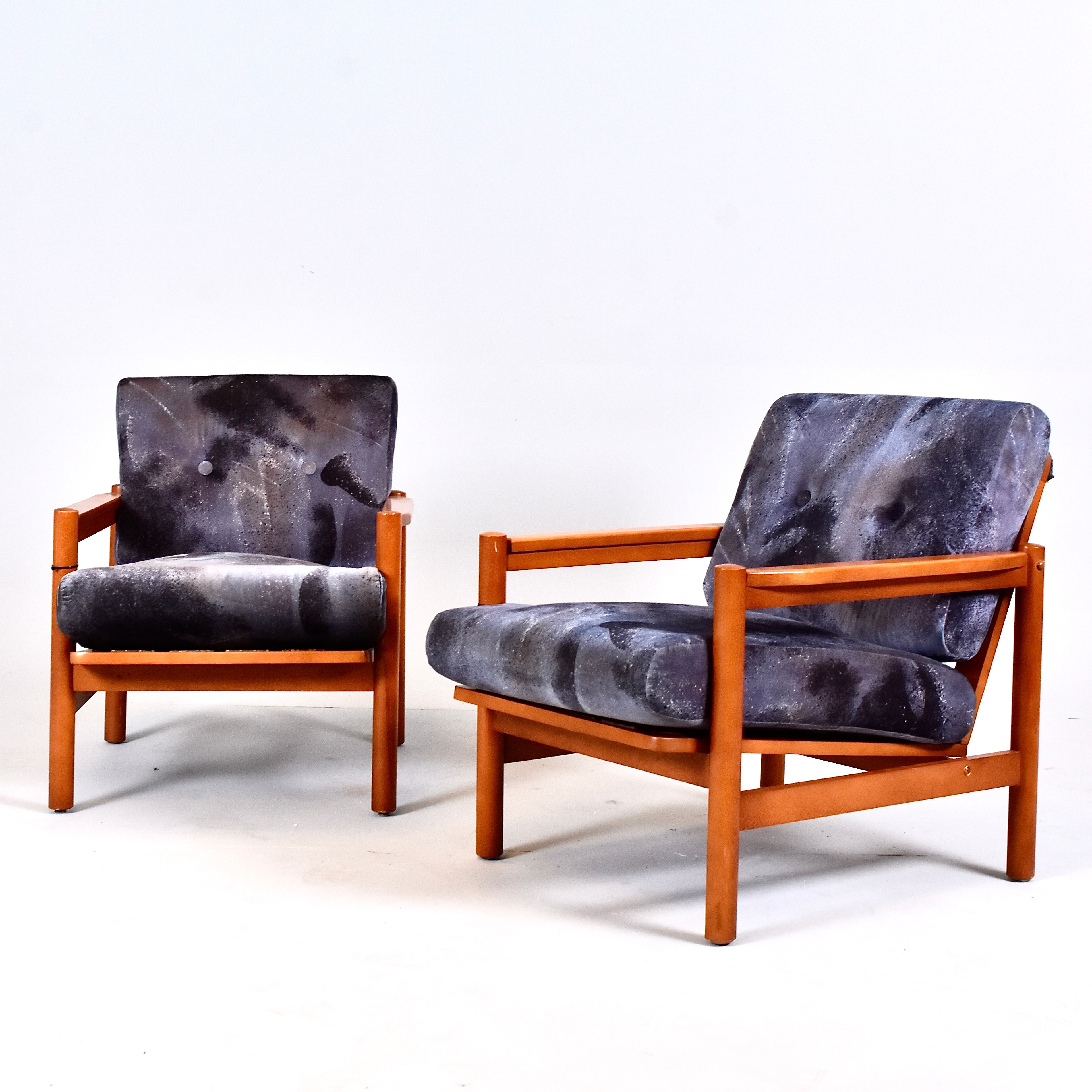 FÅTÖLJER, 2 st i klassisk skandinavisk stil , 1900- talets mitt.