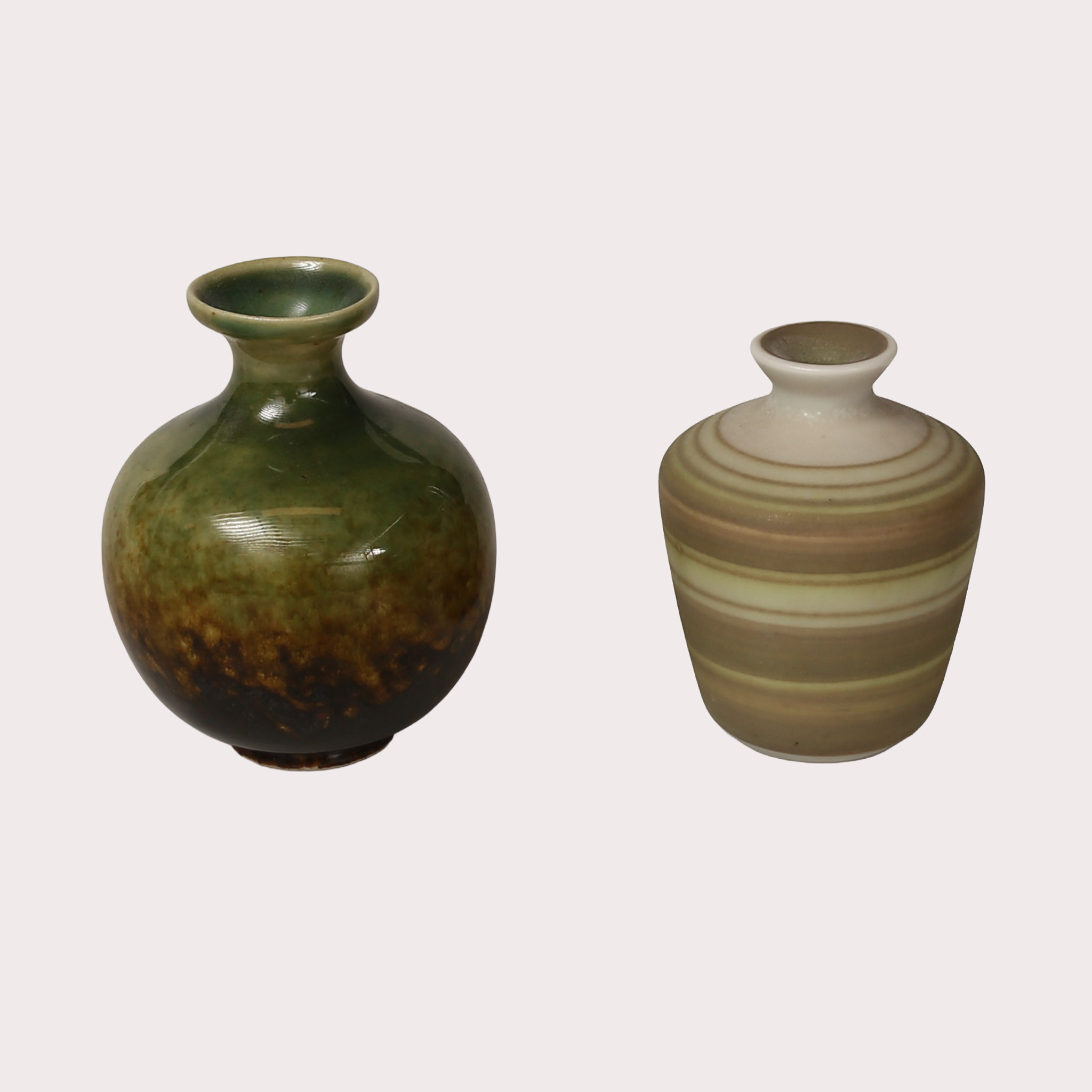 GUNNAR NYLUND. Miniatyrvas, stengods Rörstrand samt YNGVE BLIXT miniatyrvas, glaserat stengods, Höganäs.