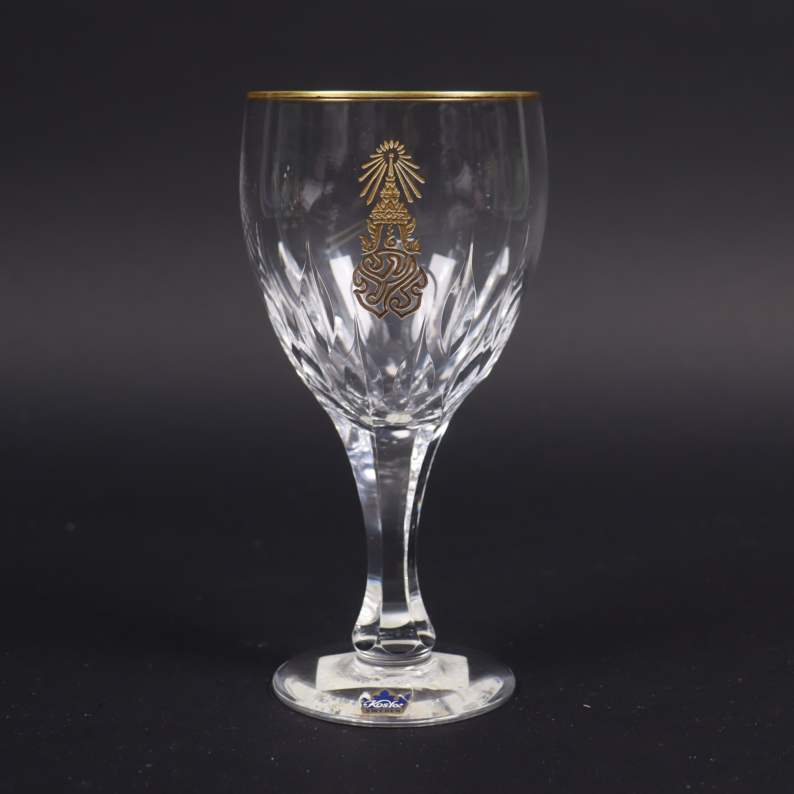 VINGLAS, beställd av Drottning Sirikit av Thailand (1932–2025) 1960 till hovet i Siam (Thailand).