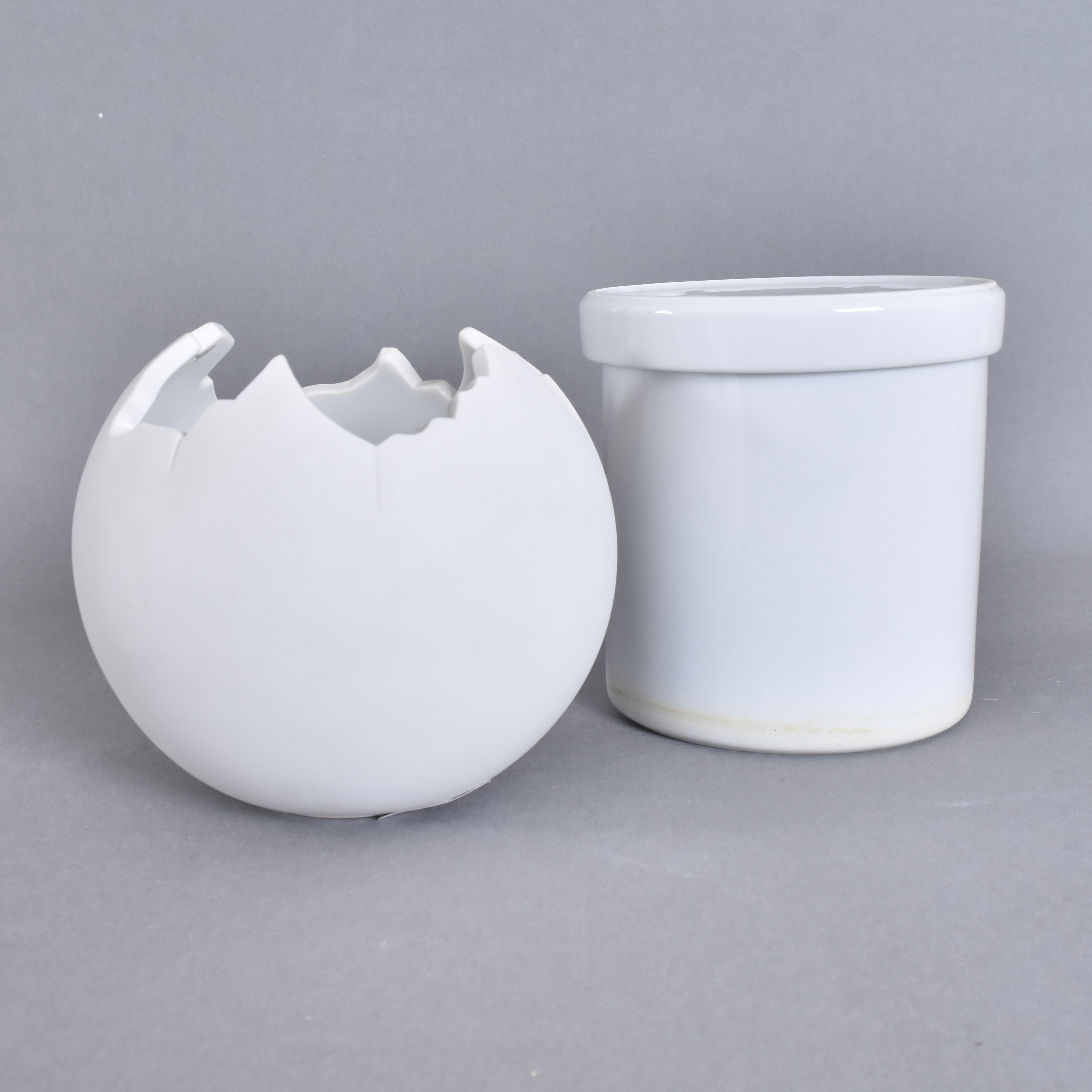 SKULPTUR ( GLOBE ) SAMT BURK MED LOCK, porslin.