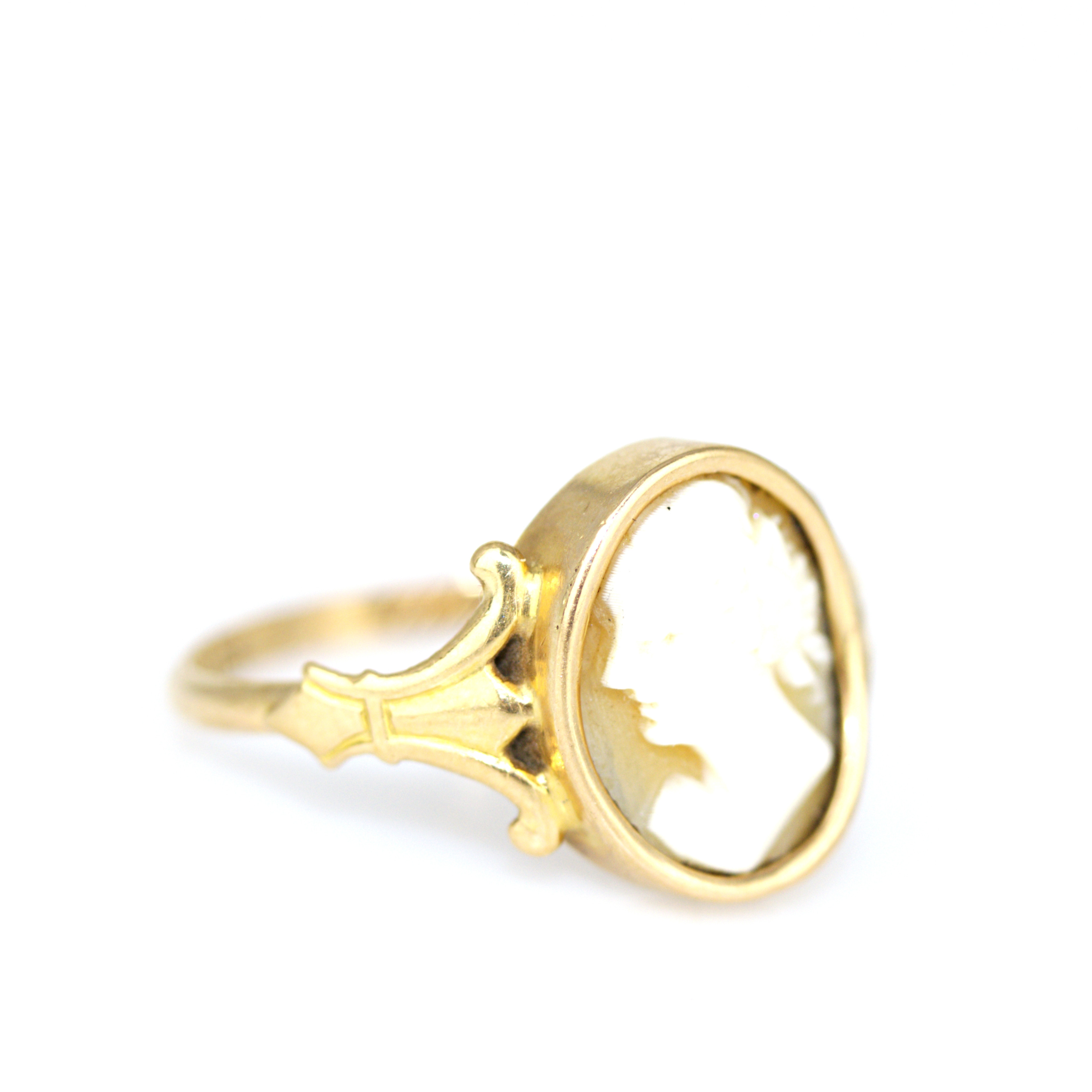 KAMÉRING, guld 18k, snäckskalskamé, gravyr, stämplad BSG 1947.