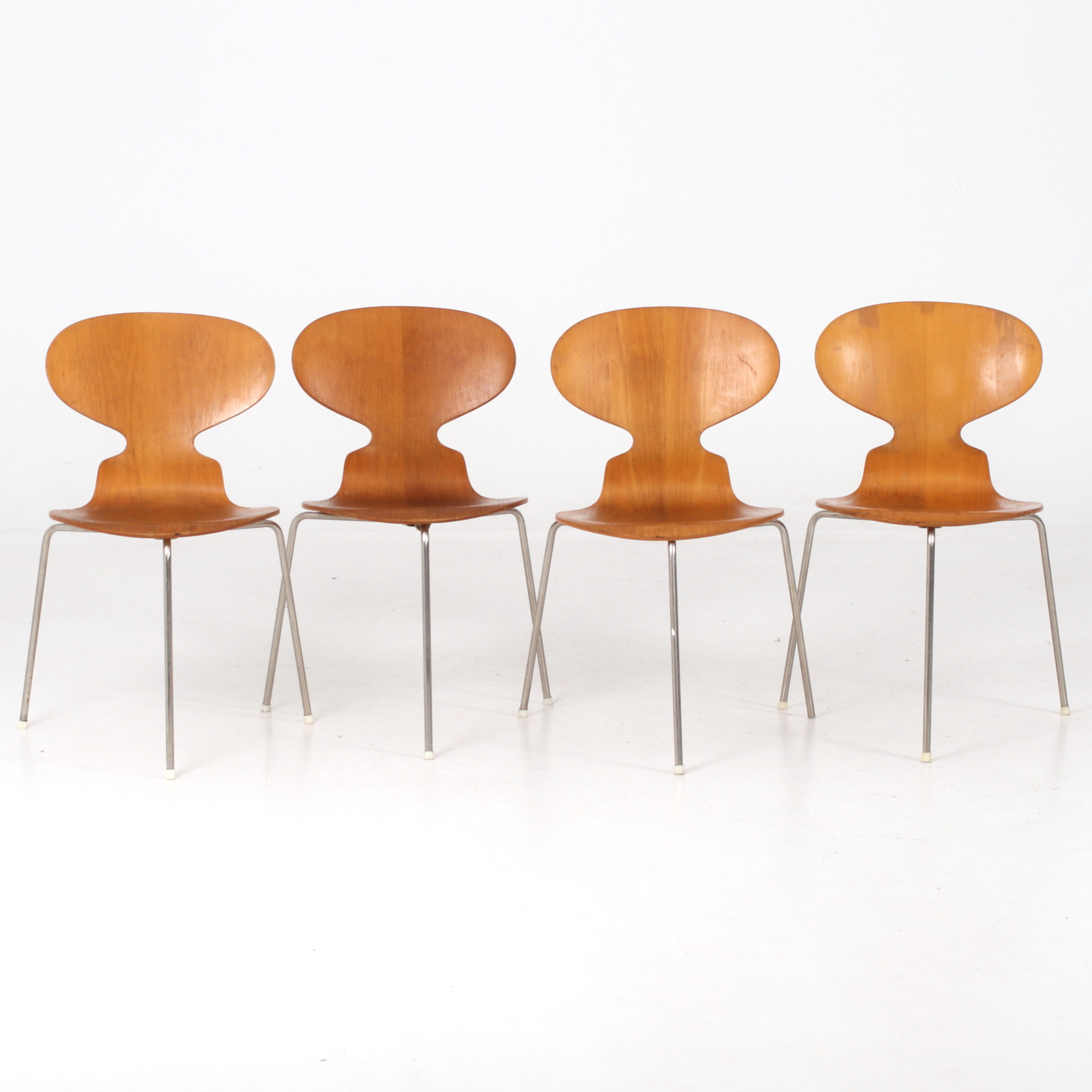 ARNE JACOBSEN. Stolar, 4 st, "Myran", Fritz Hansen, Danmark.