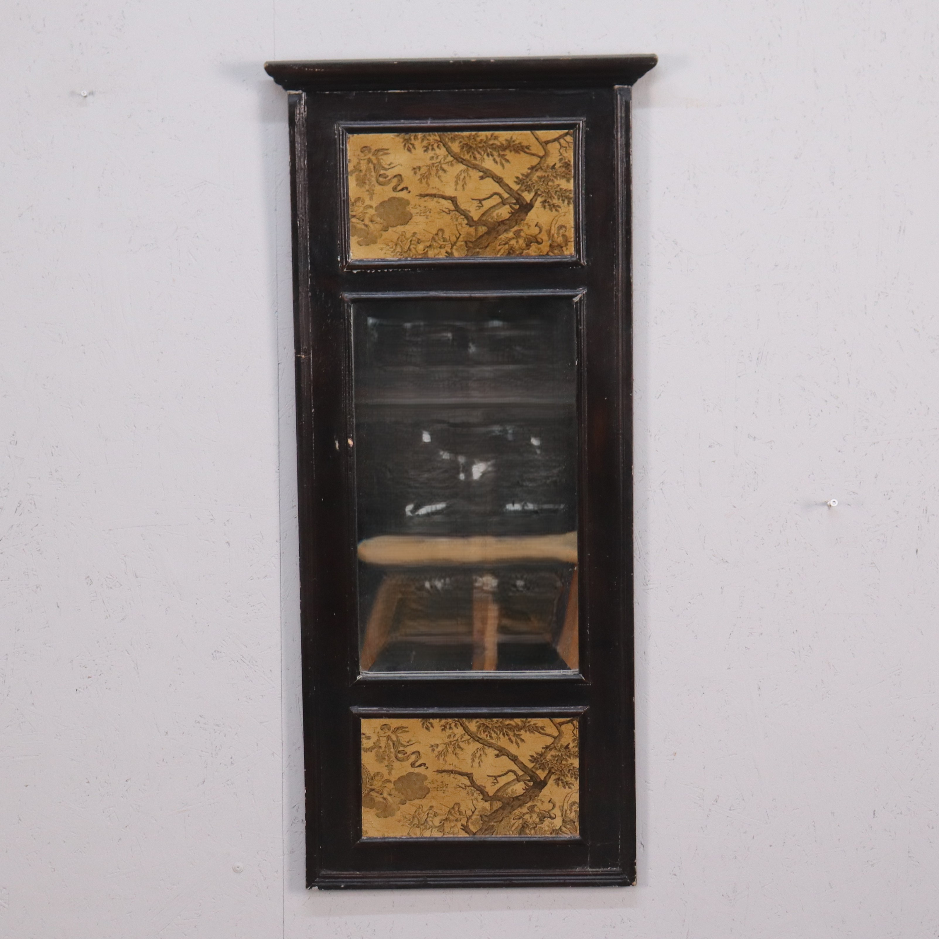 SPEGEL, träram med fasettslipad glas, tapetserad med antikiserande dekor, 1900-tal.