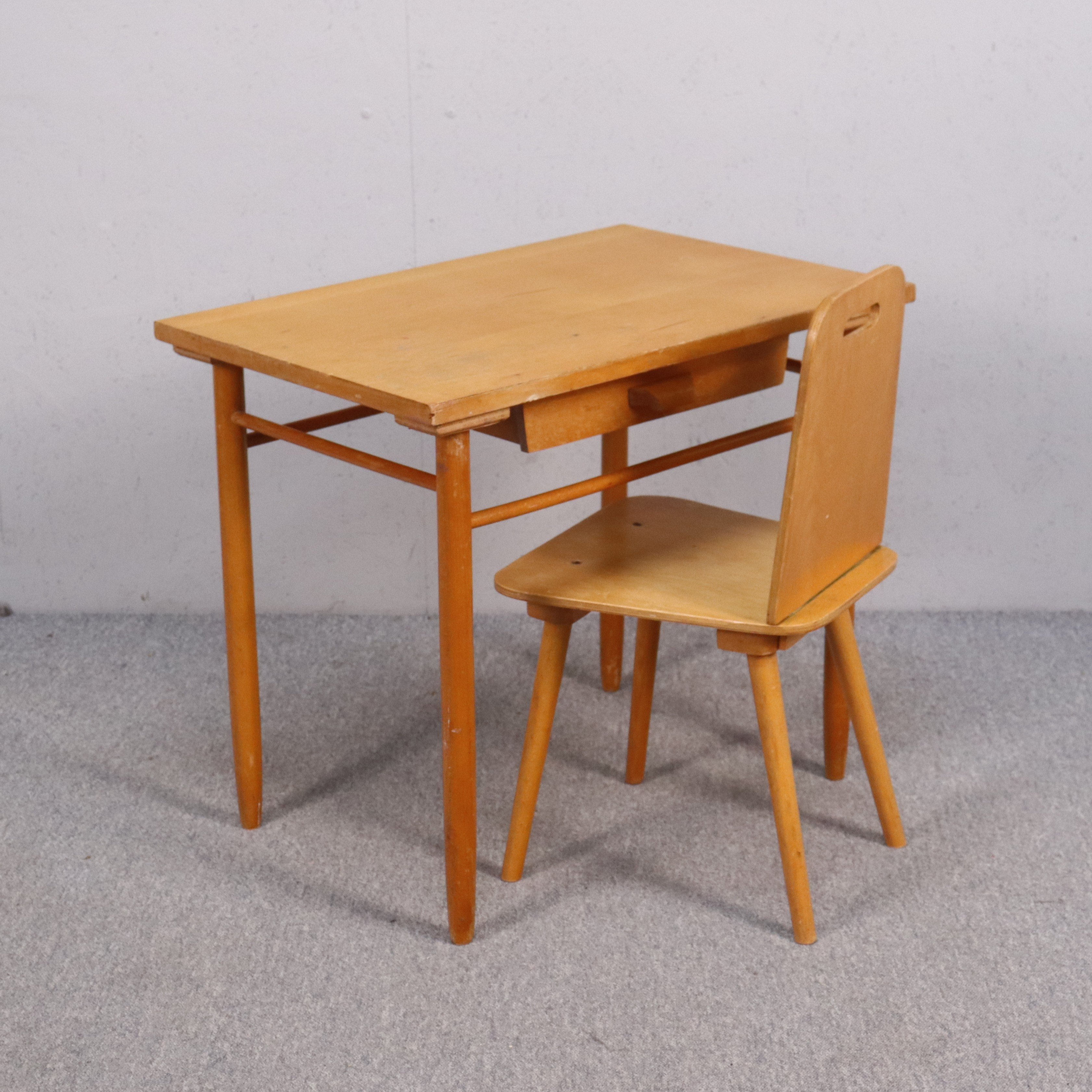 SKRIVBORD MED STOL, Gemla, barnmodell, 1900-talets första hälft.