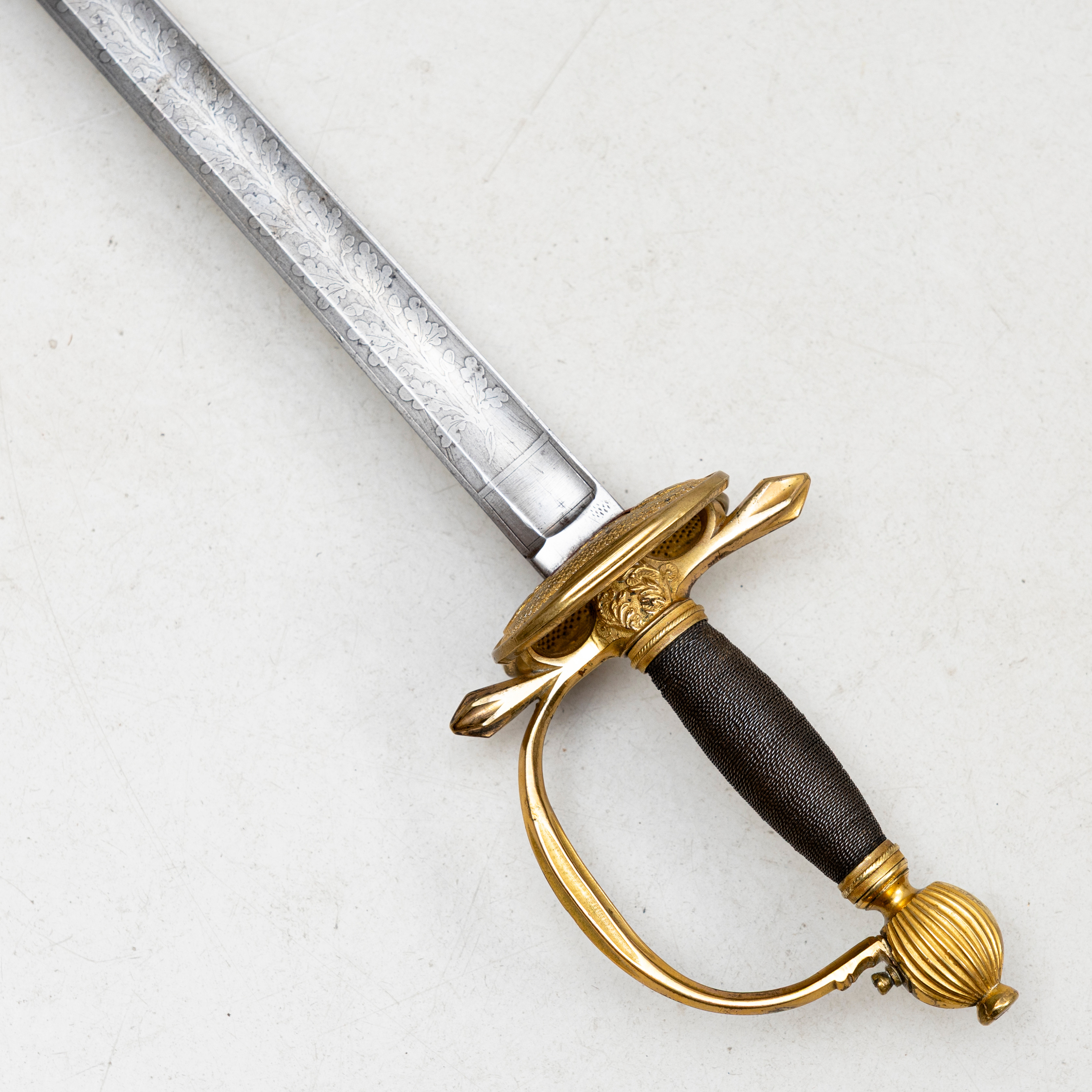 VÄRJA, svensk, för infanteriofficer, klinga med Carl XIV Johans och Kronprins Oscars namnchiffer, 1800-talets första hälft.