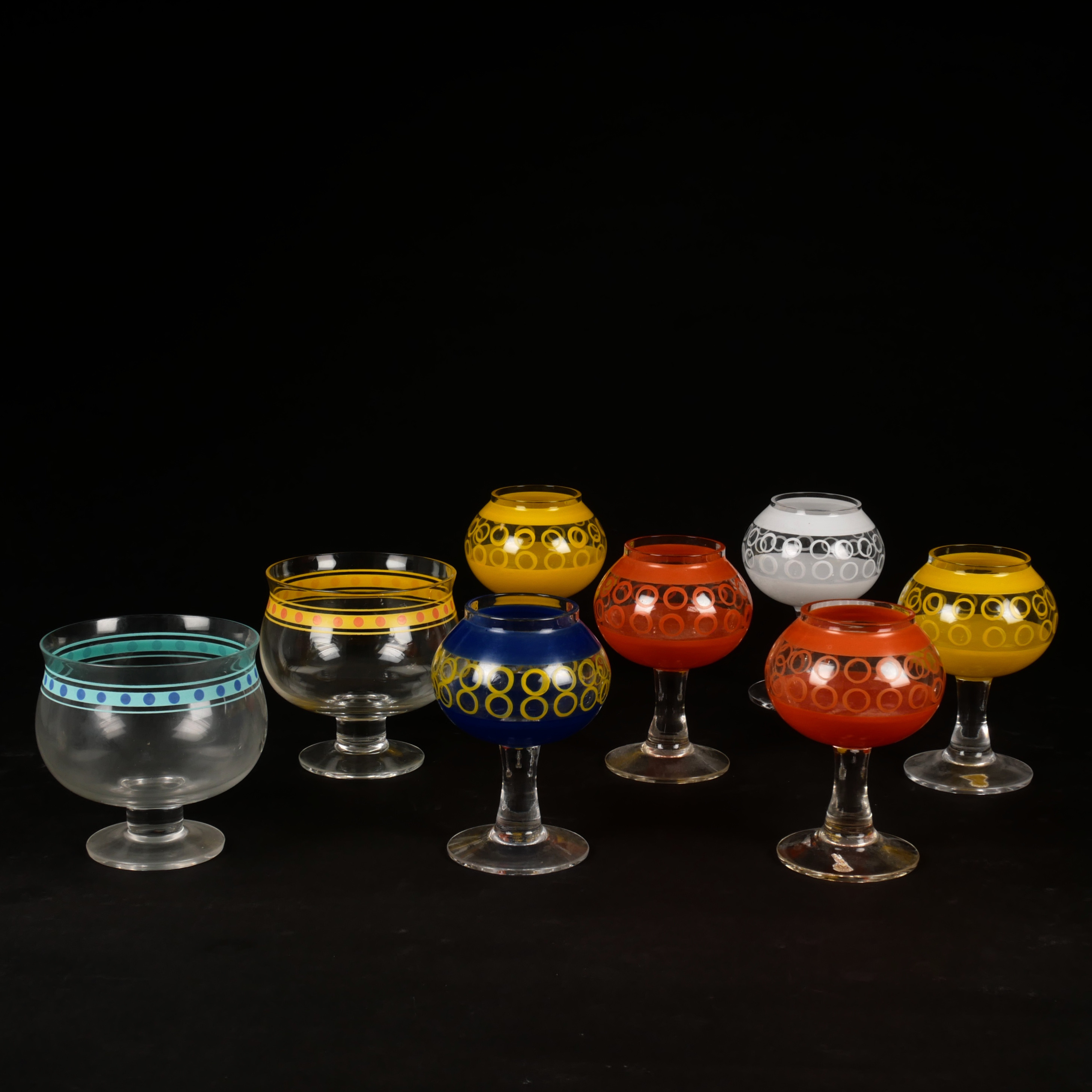 KJELL BLOMBERG. Ljuslyktor och dessertskålar, 8 st, olikfärgat glas, Gullaskruf.