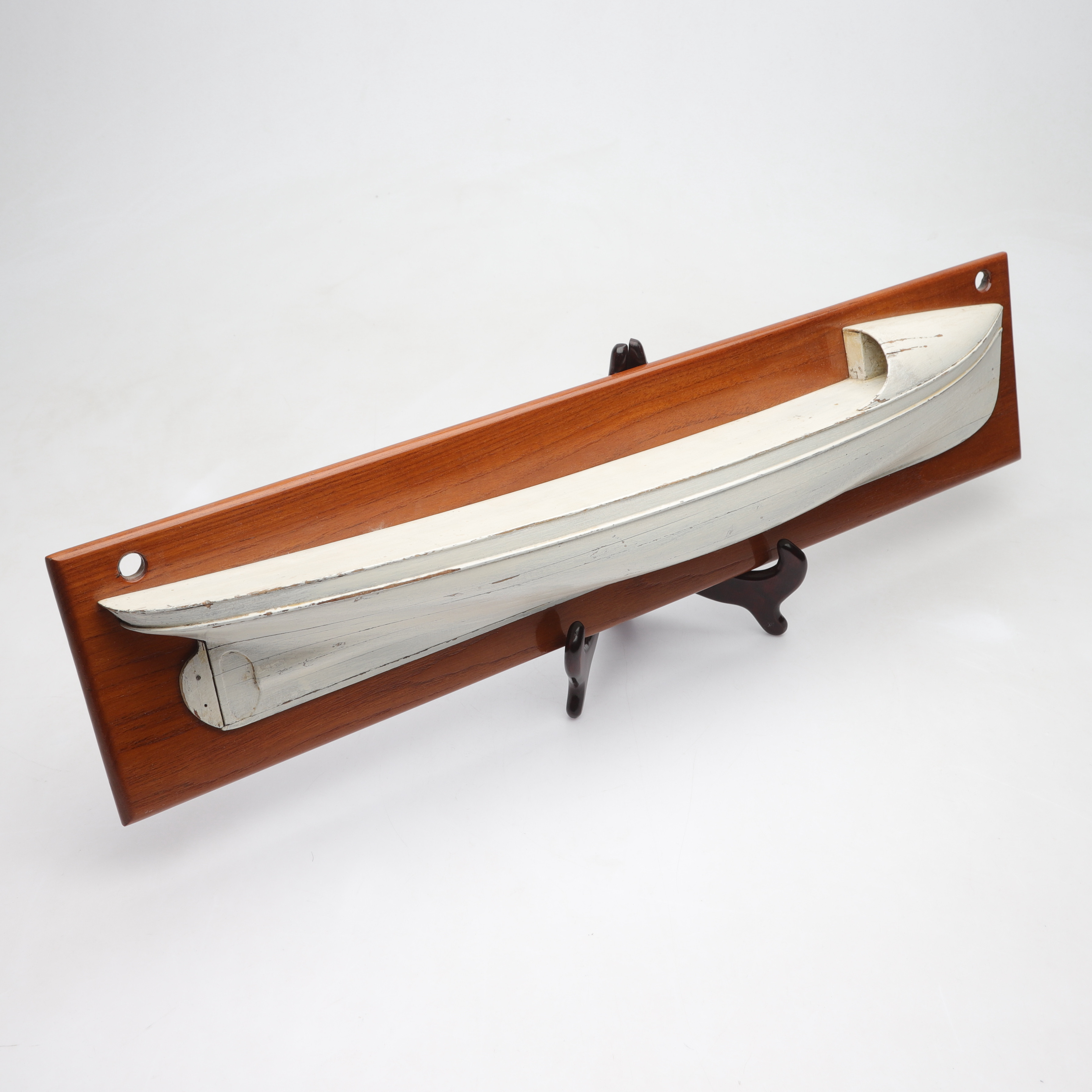 BÅTMODELL, sk halvbåtsmodell, teak och bemålat trä, 1900-tal.