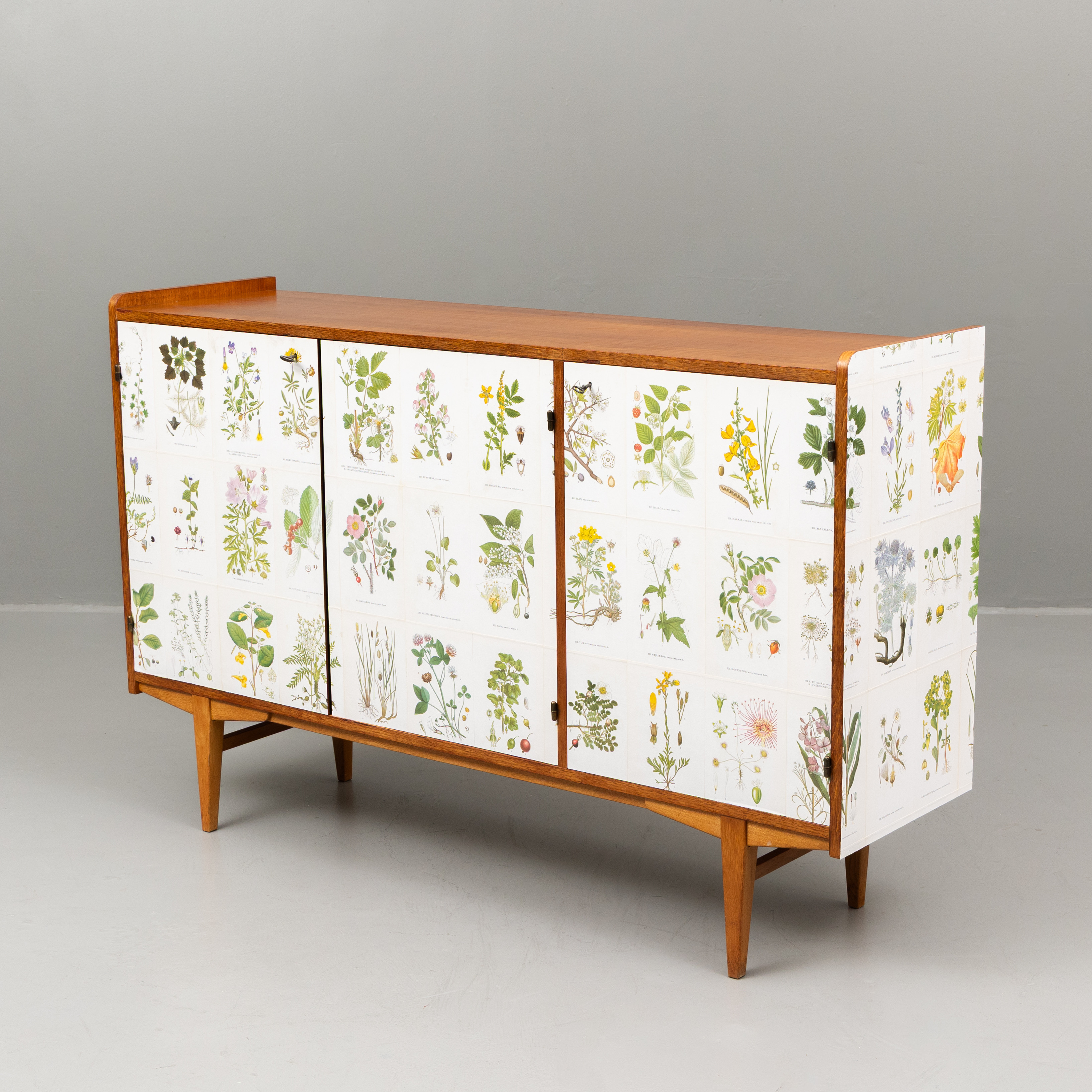 SIDEBOARD, teakfanér, tapetserat med 'Nordens flora', 1960/70-tal.