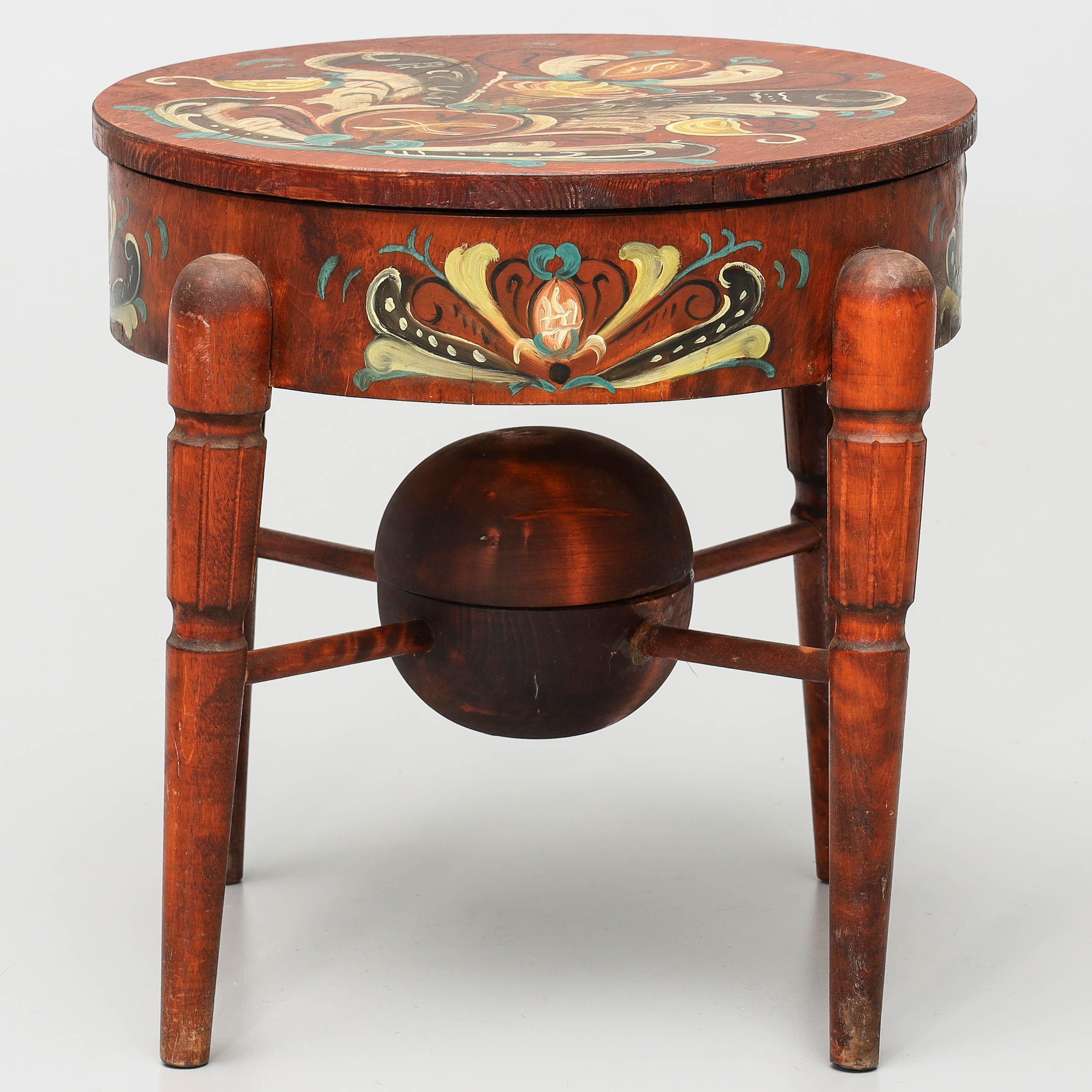 SYBORD MED NYSTHÅLLARE, innehåller ca 25 verktyg för sömnad, 1900-tal.